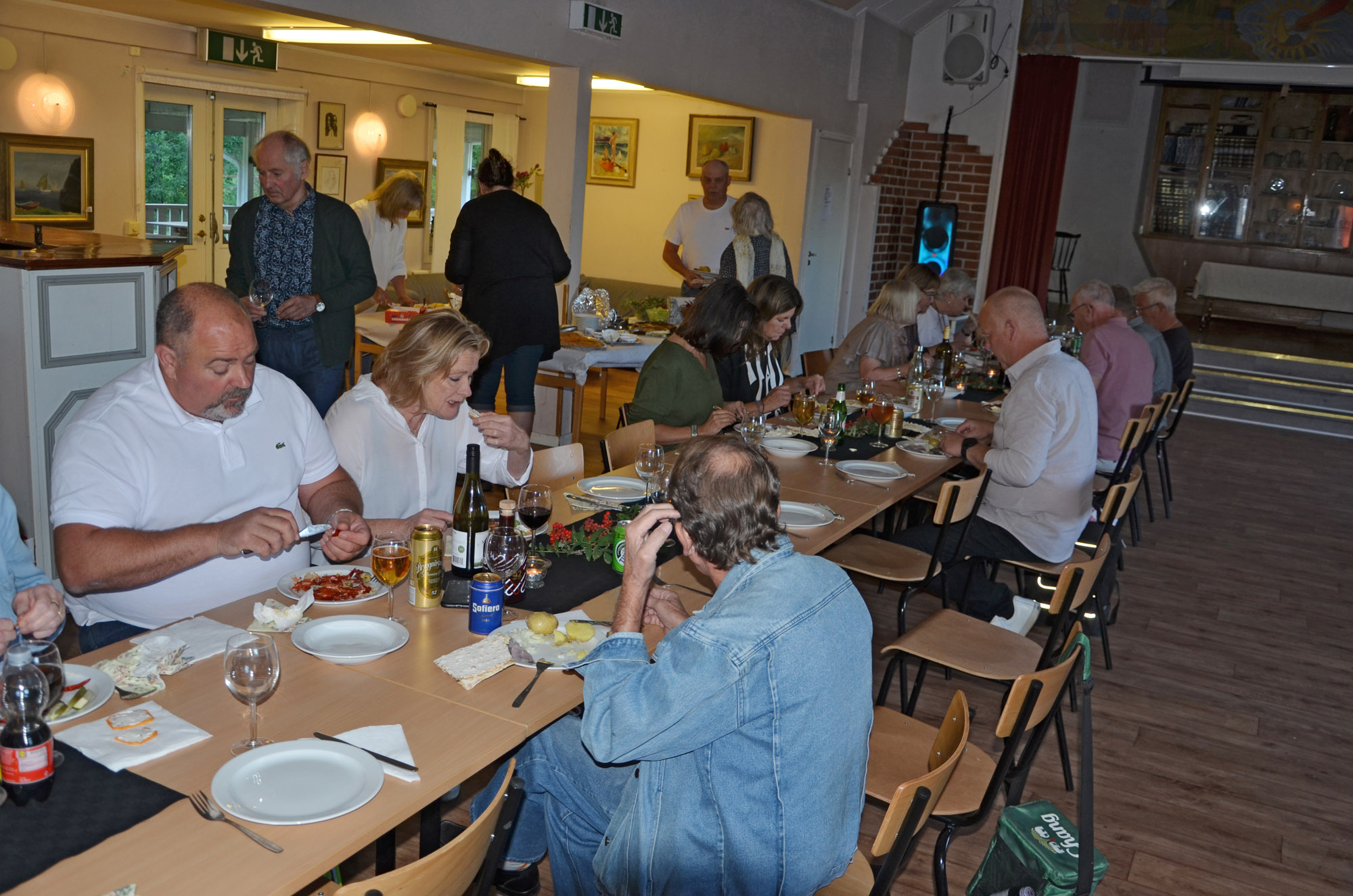 Röste.nu – Röstebilder – Kräft- och surströmmingsfest i Dönjegården 2024