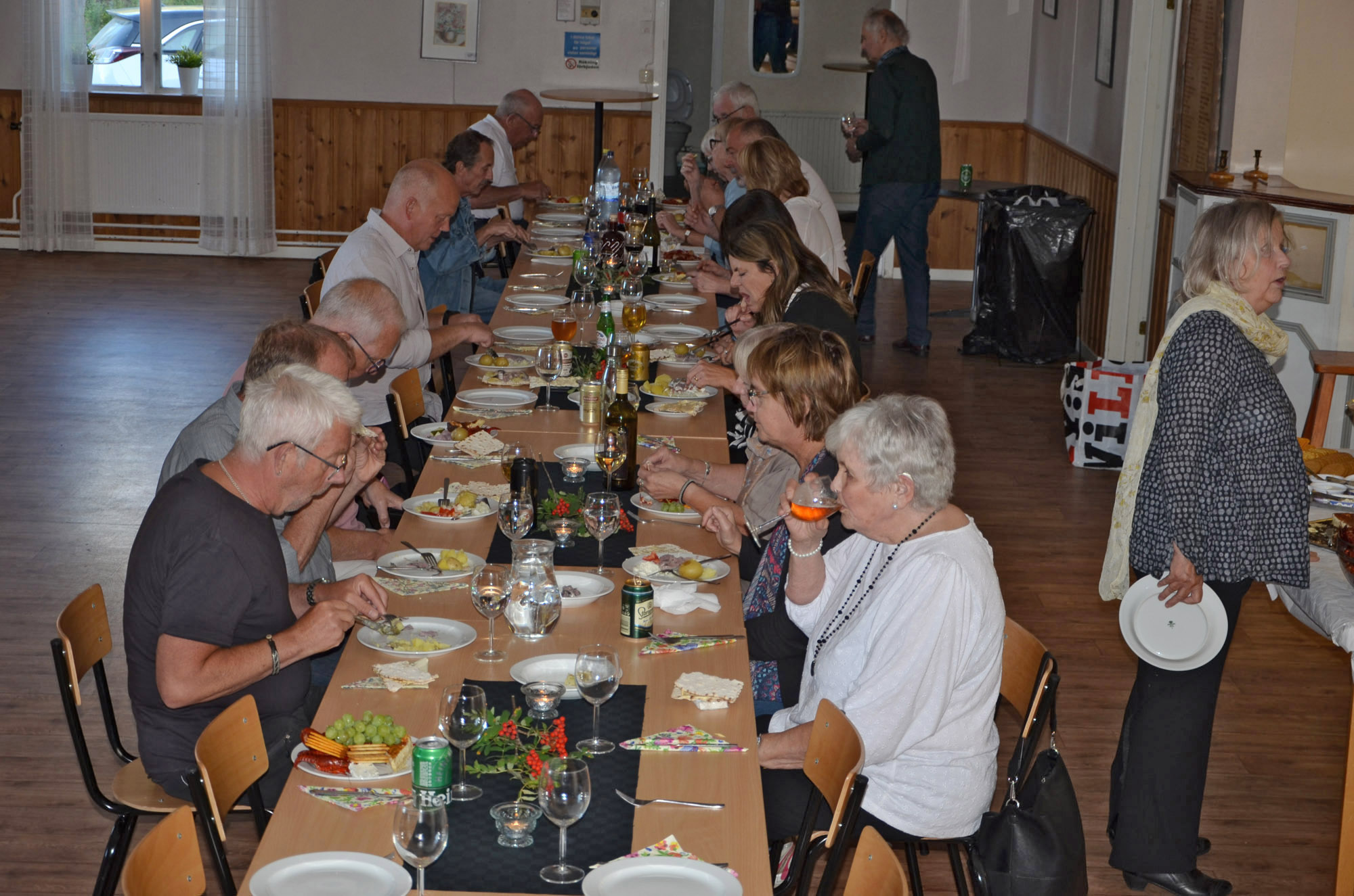 Röste.nu – Röstebilder – Kräft- och surströmmingsfest i Dönjegården 2024