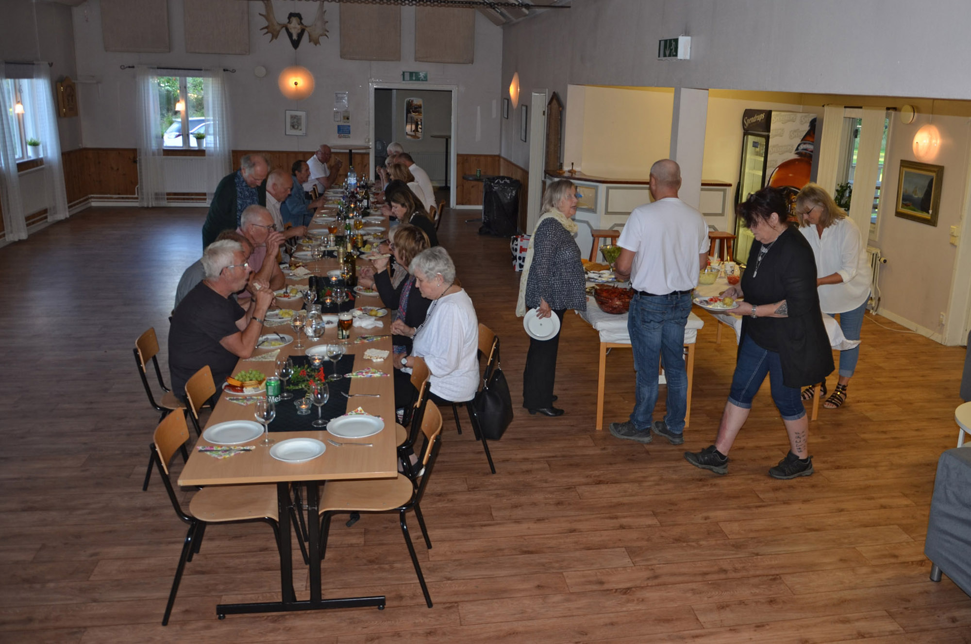 Röste.nu – Röstebilder – Kräft- och surströmmingsfest i Dönjegården 2024