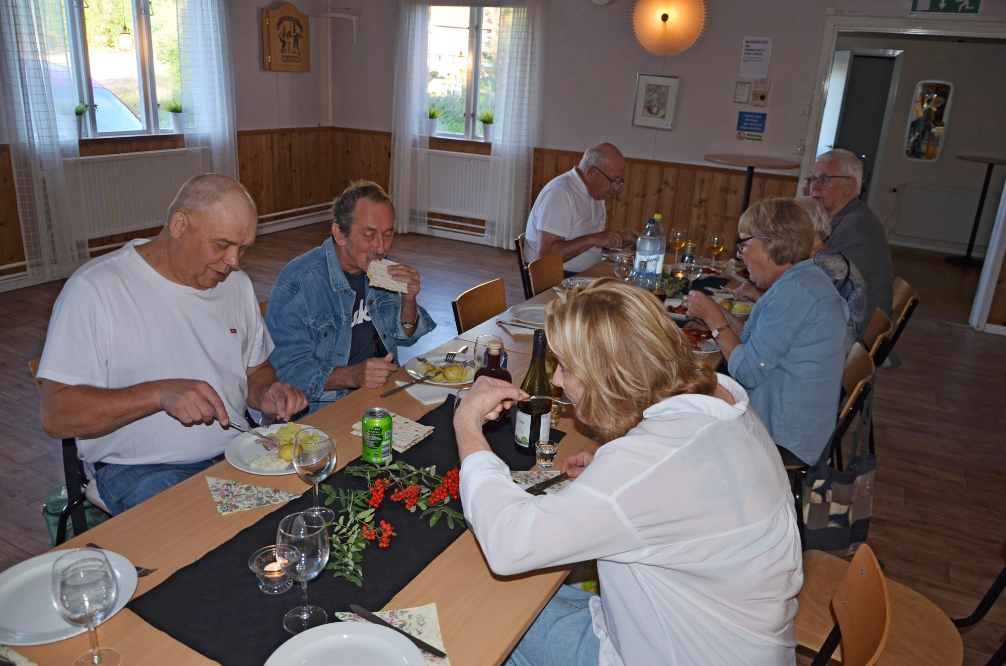 Röste.nu – Röstebilder – Kräft- och surströmmingsfest i Dönjegården 2024