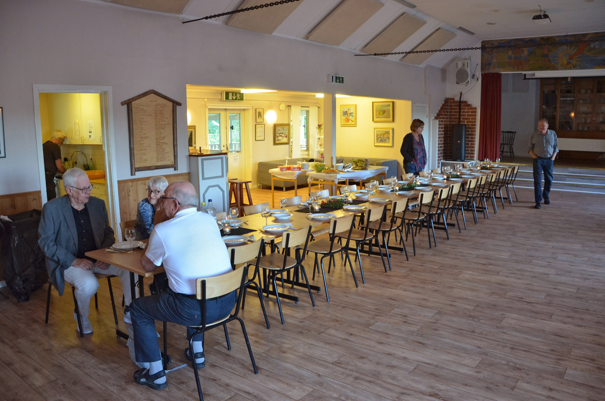 Röste.nu – Röstebilder – Kräft- och surströmmingsfest i Dönjegården 2024