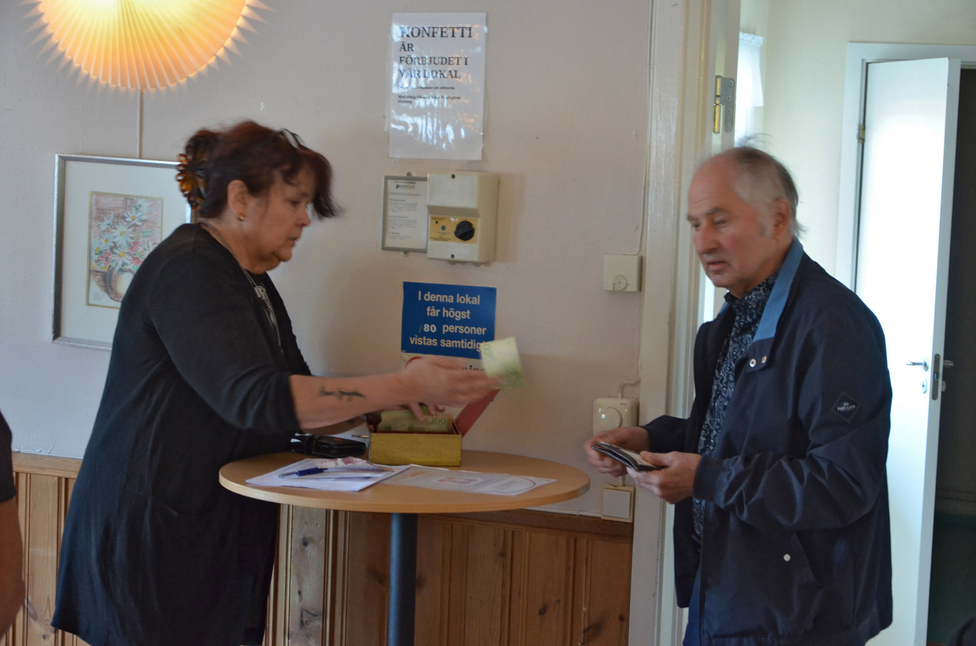 Röste.nu – Röstebilder – Kräft- och surströmmingsfest i Dönjegården 2024