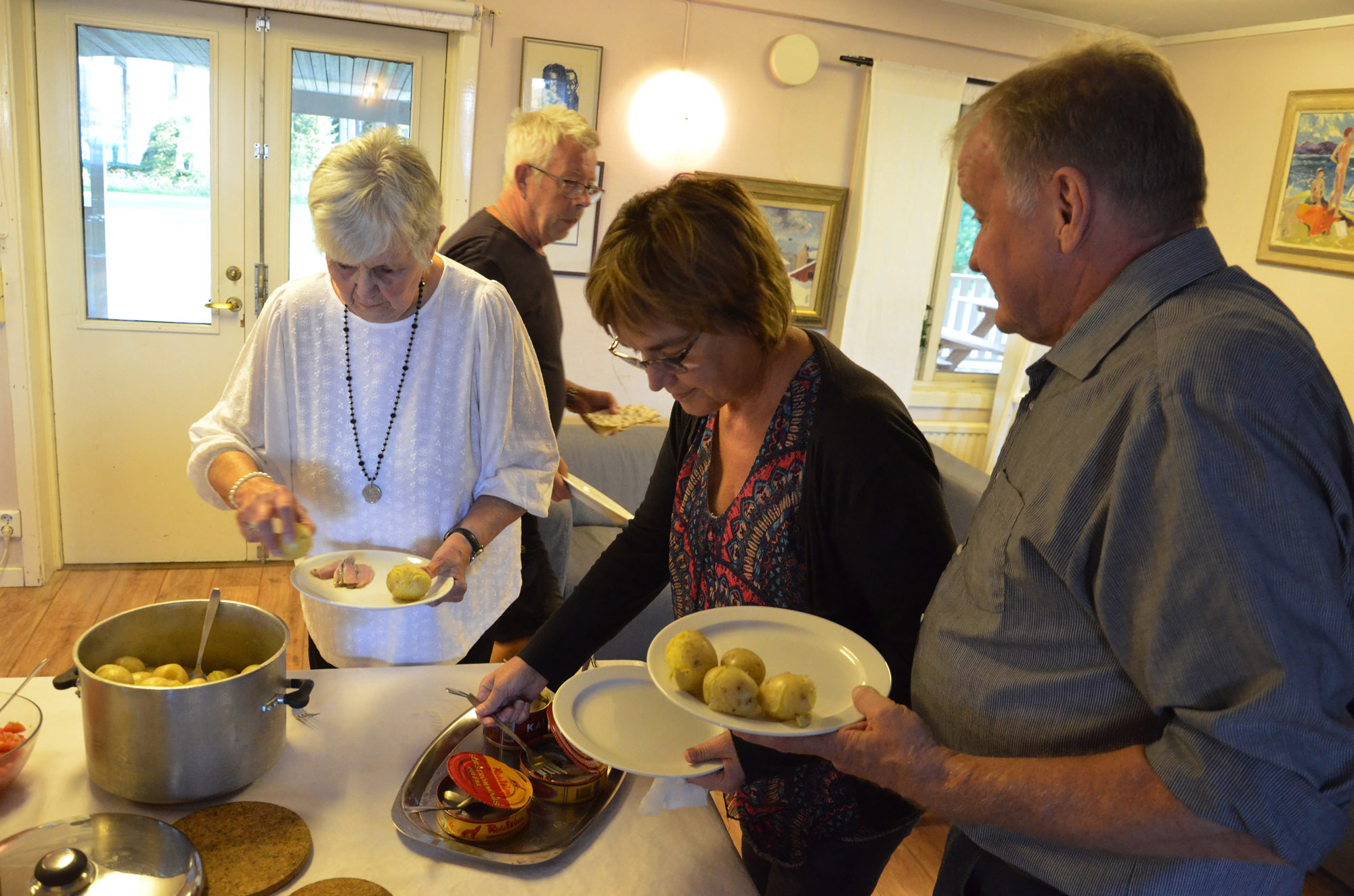 Röste.nu – Röstebilder – Kräft- och surströmmingsfest i Dönjegården 2024