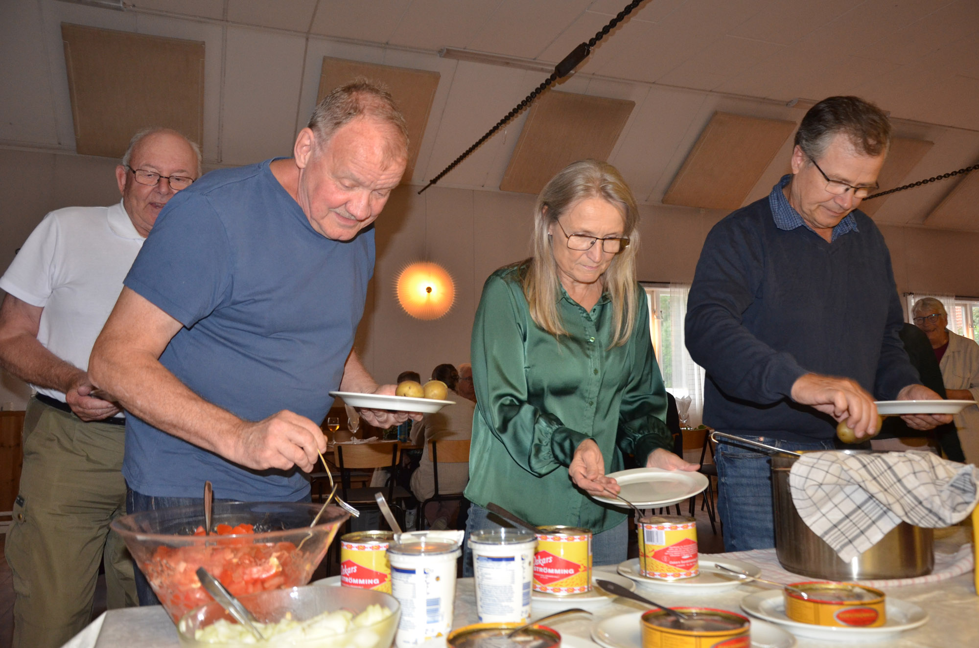Röste.nu – Röstebilder – Kräft- och surströmmingsfest i Dönjegården 2025