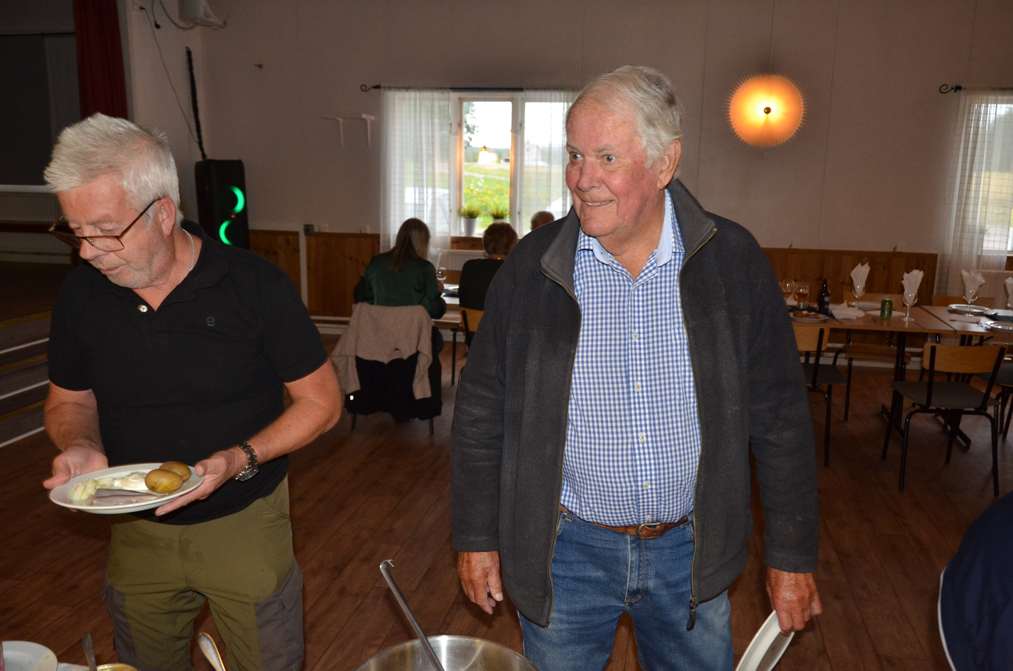 Röste.nu – Röstebilder – Kräft- och surströmmingsfest i Dönjegården 2025