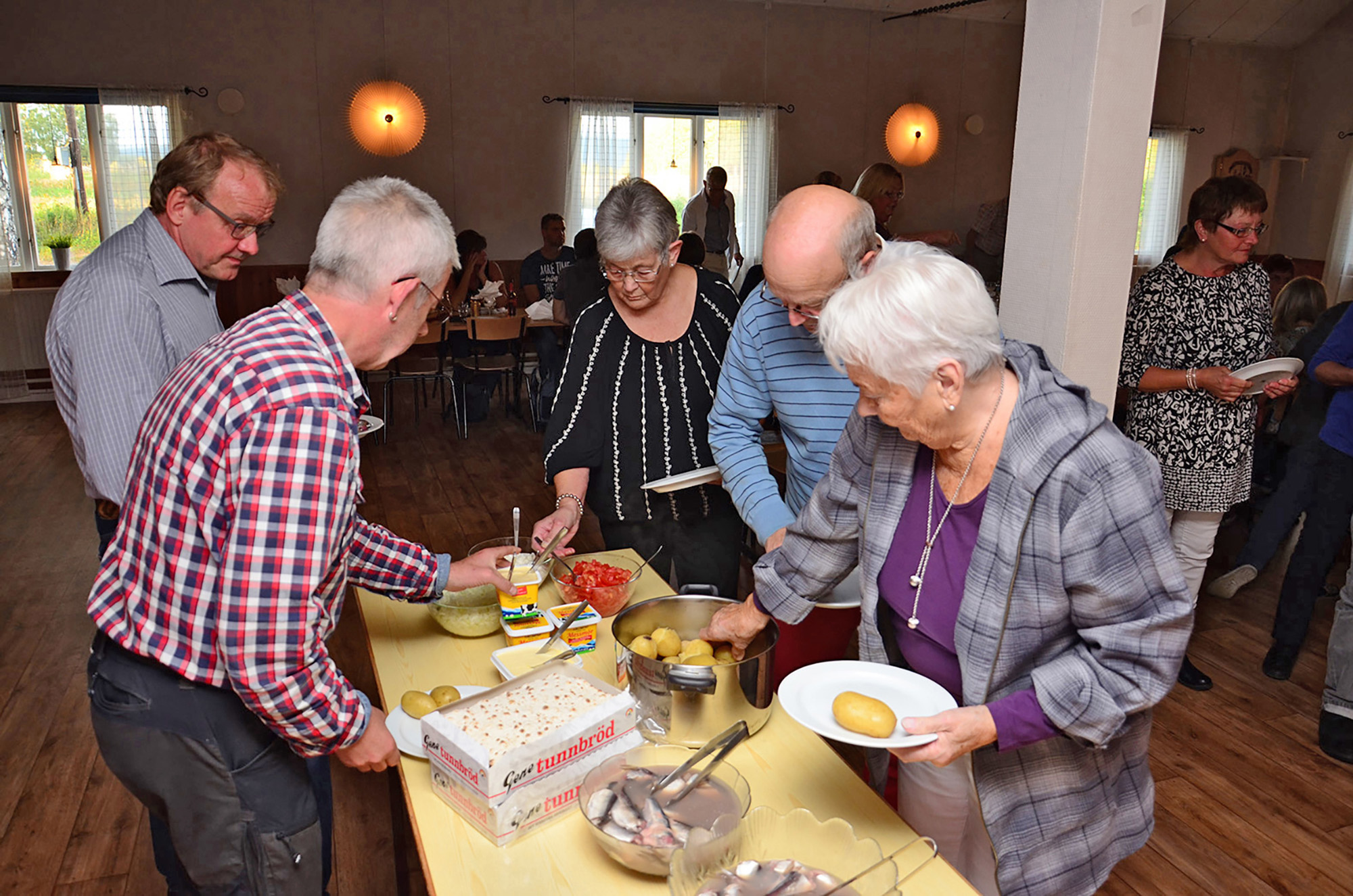 Röste.nu – Röstebilder – Kräft- och surströmmingsfest i Dönjegården 2015