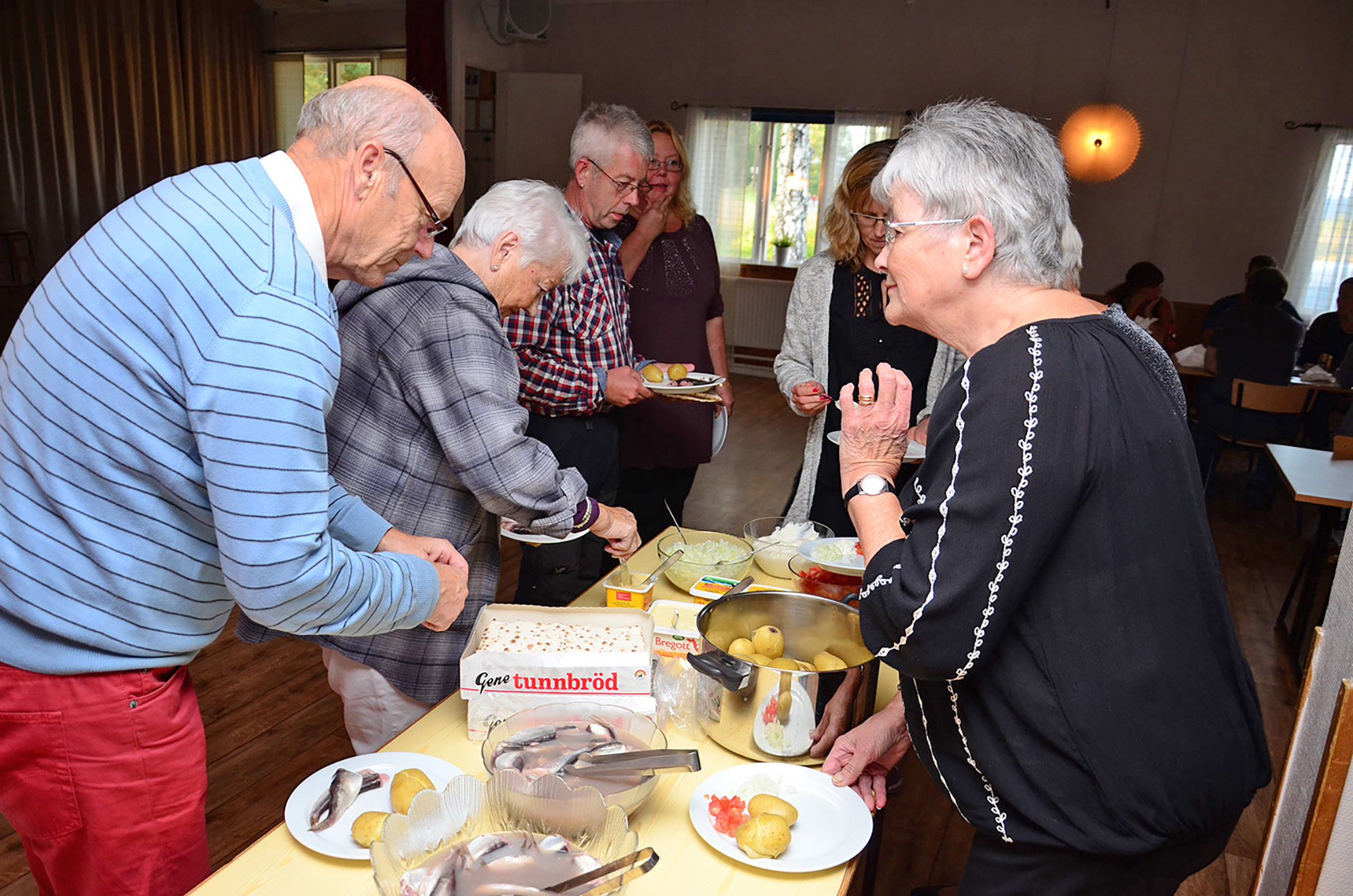 Röste.nu – Röstebilder – Kräft- och surströmmingsfest i Dönjegården 2015
