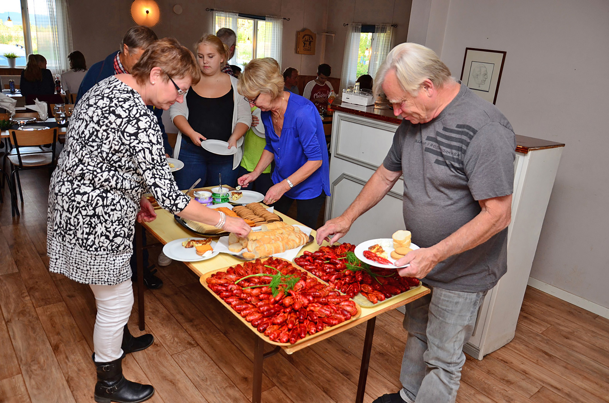 Röste.nu – Röstebilder – Kräft- och surströmmingsfest i Dönjegården 2015