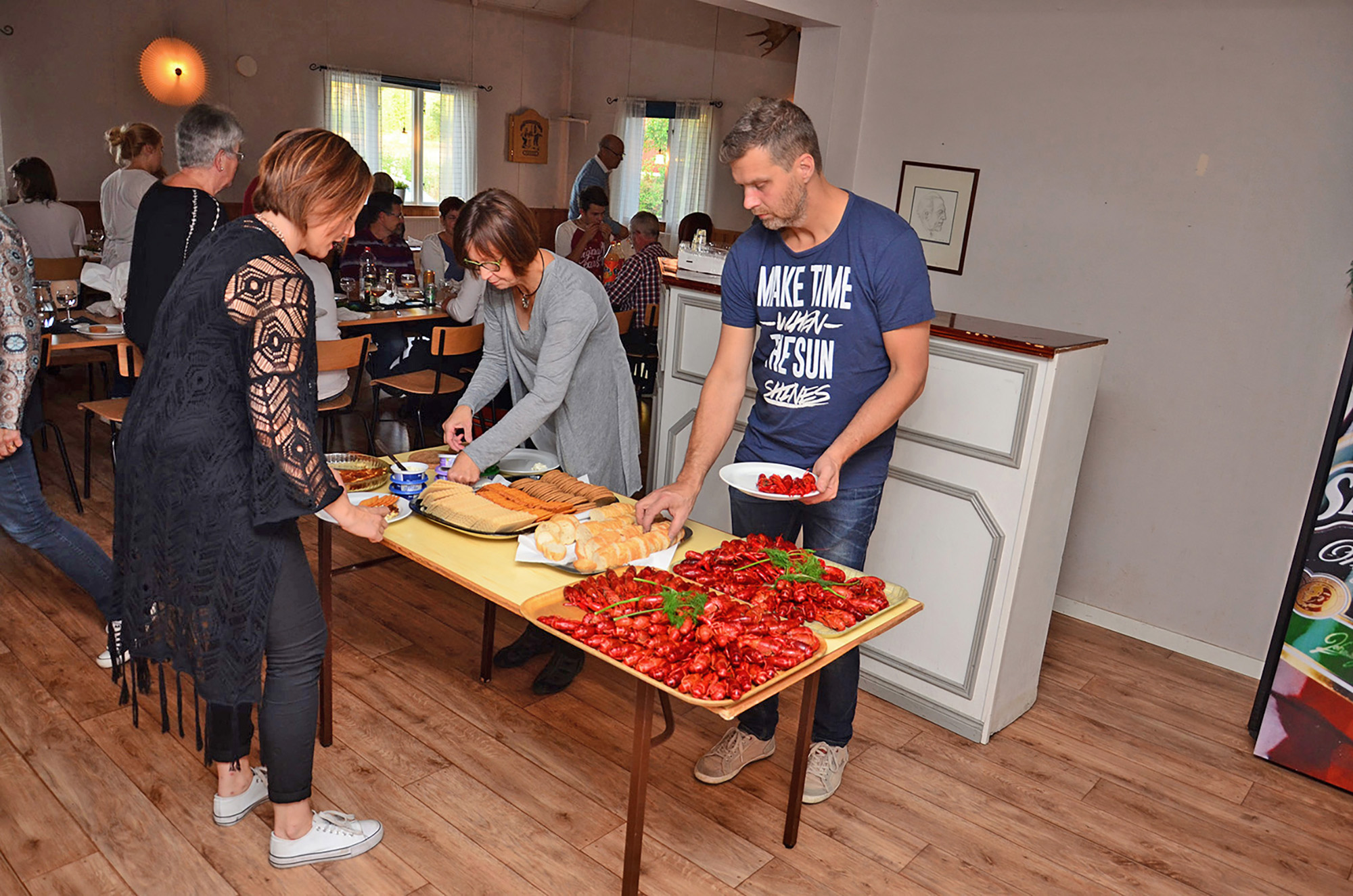 Röste.nu – Röstebilder – Kräft- och surströmmingsfest i Dönjegården 2015