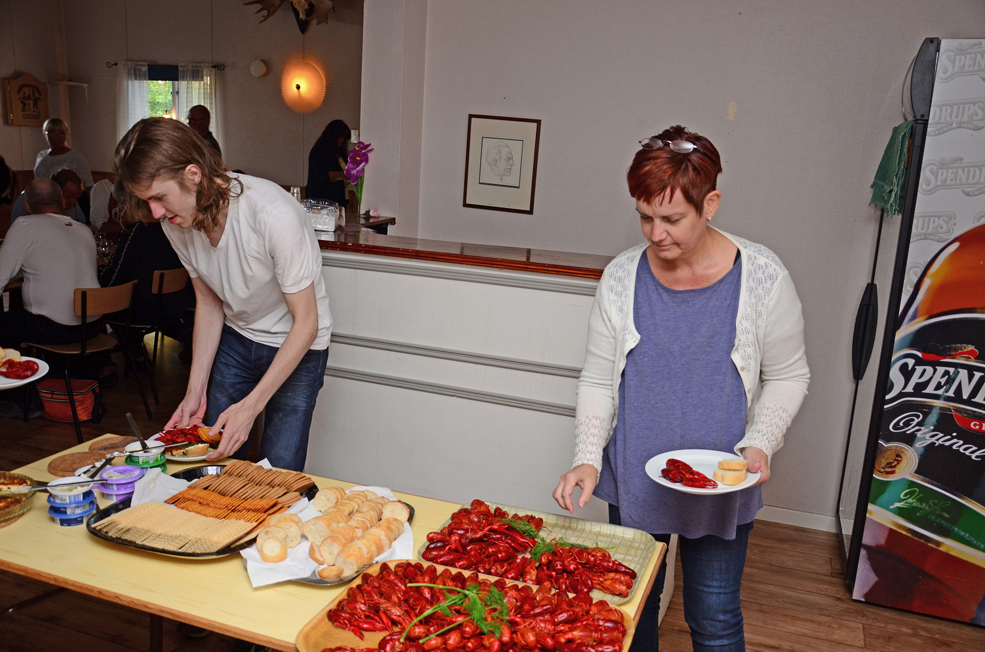 Röste.nu – Röstebilder – Kräft- och surströmmingsfest i Dönjegården 2015