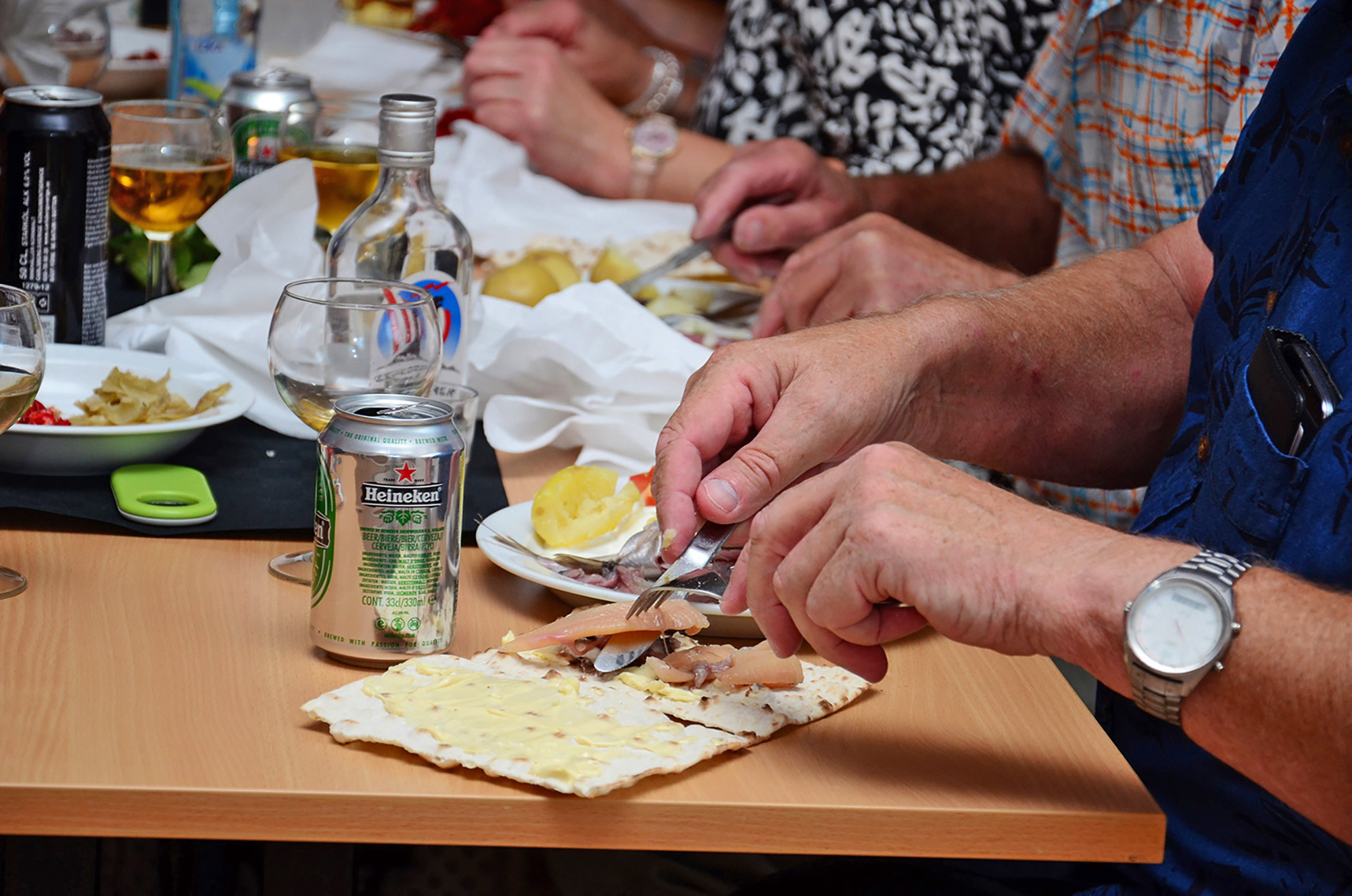 Röste.nu – Röstebilder – Kräft- och surströmmingsfest i Dönjegården 2015