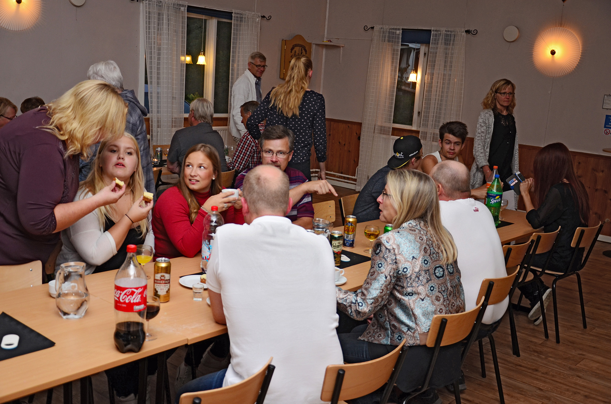 Röste.nu – Röstebilder – Kräft- och surströmmingsfest i Dönjegården 2015