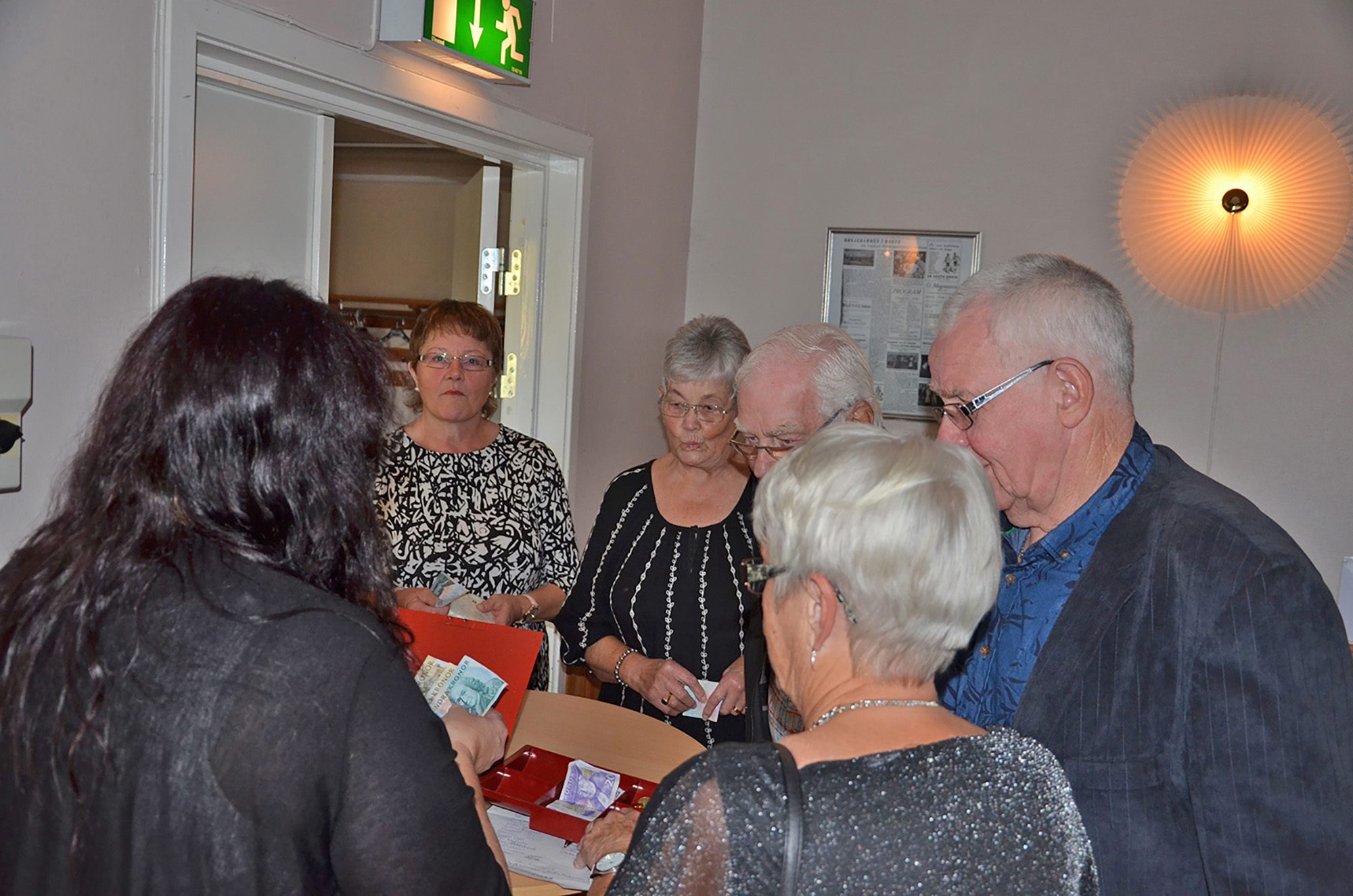 Röste.nu – Röstebilder – Kräft- och surströmmingsfest i Dönjegården 2015