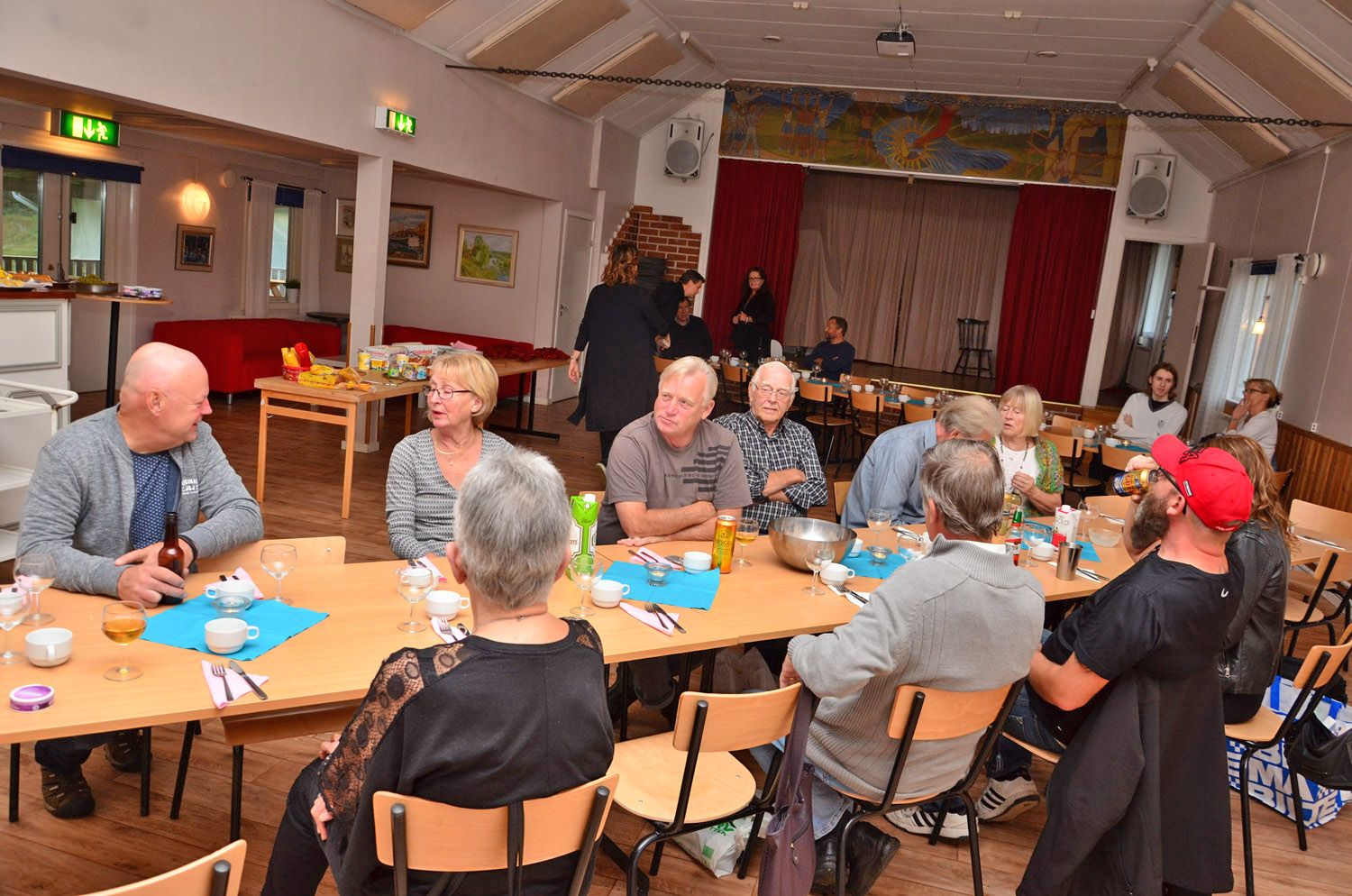 Röste.nu – Röstebilder – Kräft- och surströmmingsfest i Dönjegården 2016