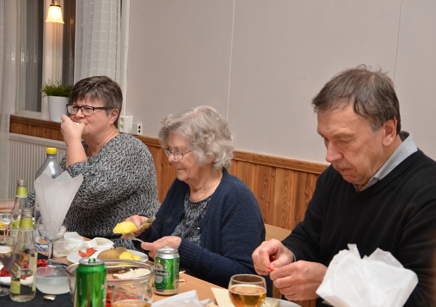 Röste.nu – Röstebilder – Kräft- och surströmmingsfest i Dönjegården 2017