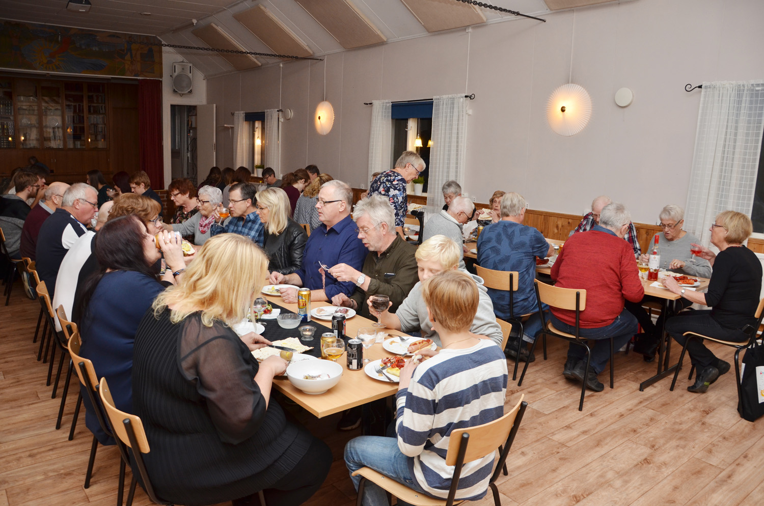 Röste.nu – Röstebilder – Kräft- och surströmmingsfest i Dönjegården 2017