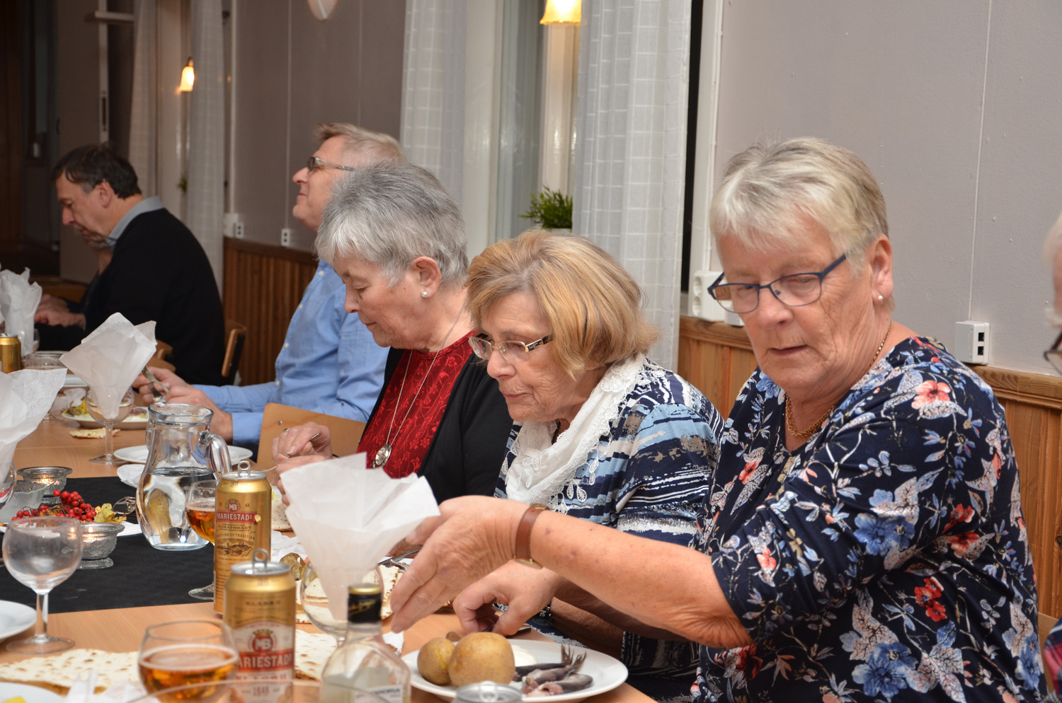 Röste.nu – Röstebilder – Kräft- och surströmmingsfest i Dönjegården 2017