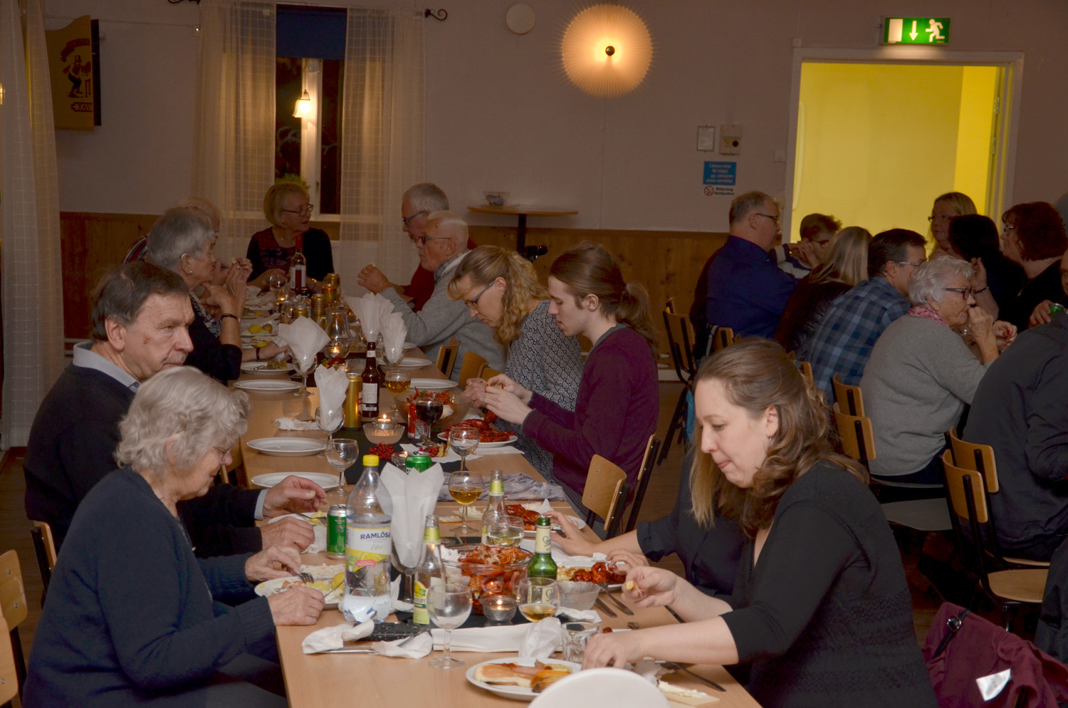 Röste.nu – Röstebilder – Kräft- och surströmmingsfest i Dönjegården 2017