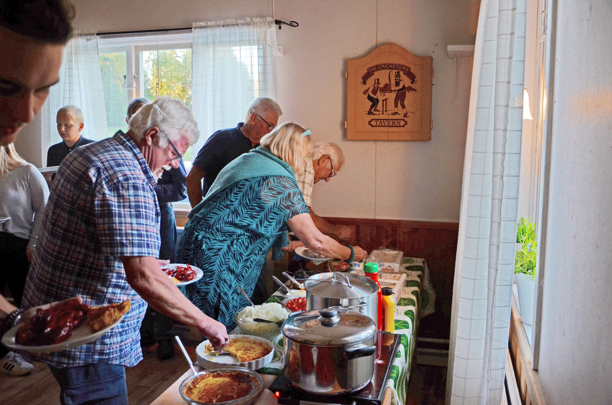 Röste.nu – Röstebilder – Kräft- och surströmmingsfest i Dönjegården 2018