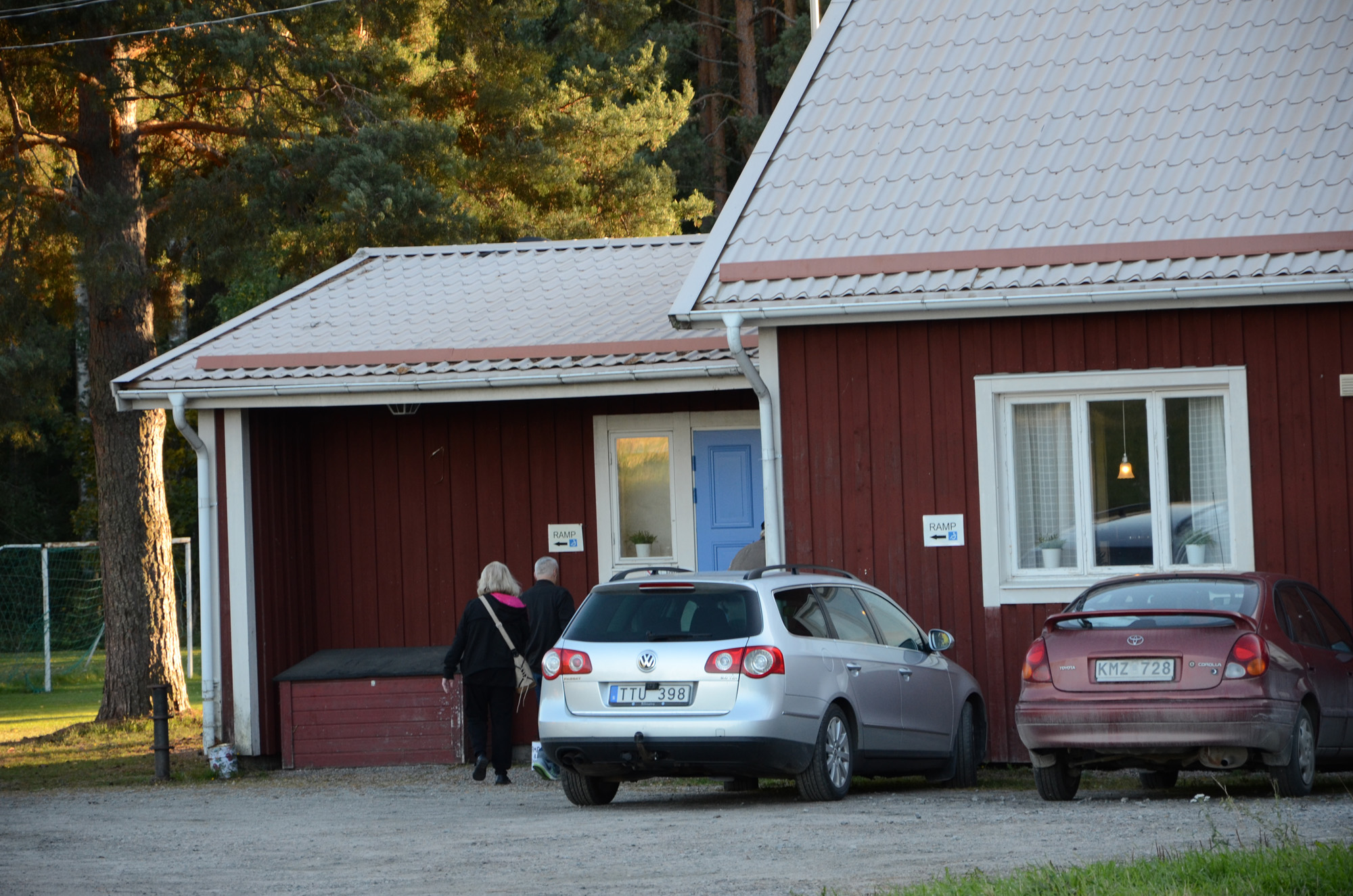 Röste.nu – Röstebilder – Kräft- och surströmmingsfest i Dönjegården 2018
