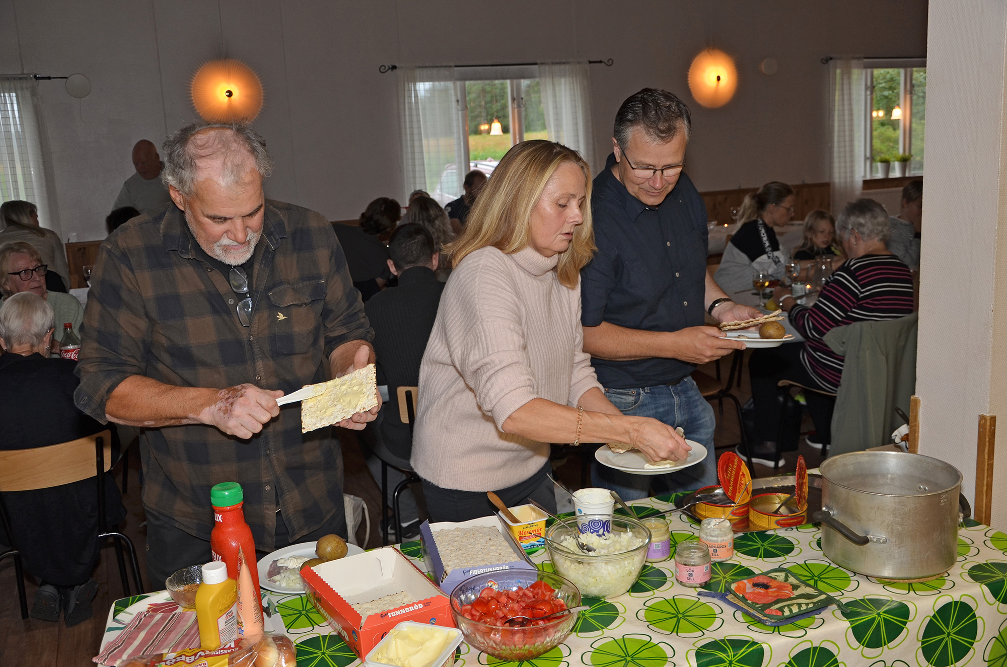 Röste.nu – Röstebilder – Kräft- och surströmmingsfest i Dönjegården