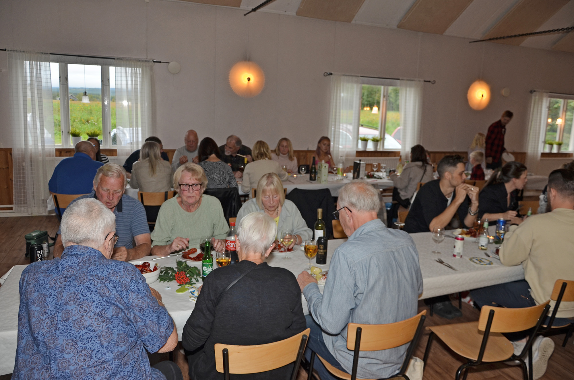 Röste.nu – Röstebilder – Kräft- och surströmmingsfest i Dönjegården 2023