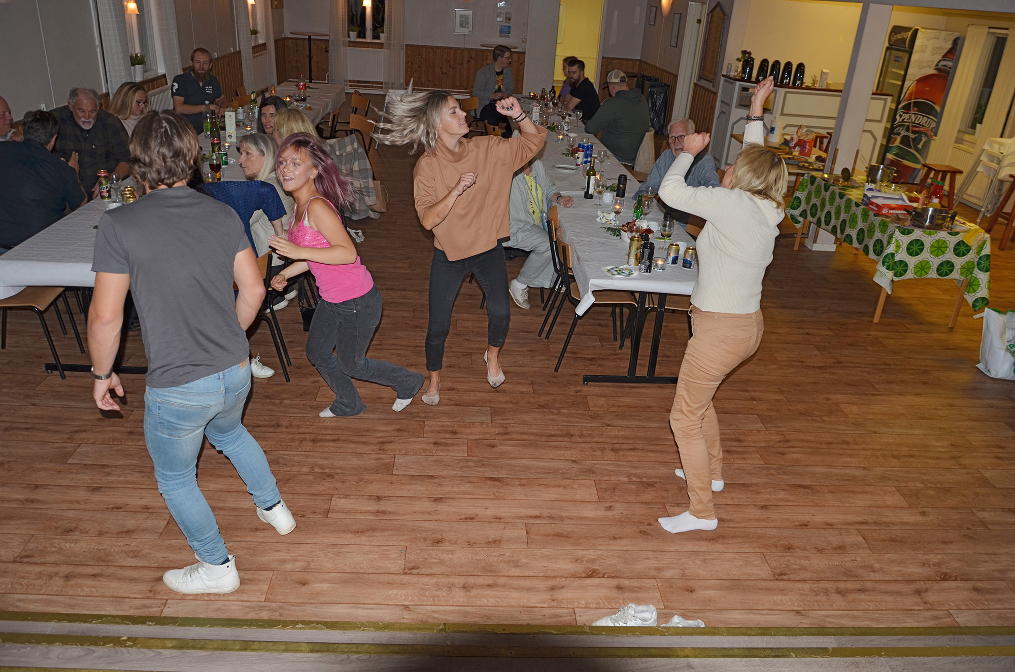 Röste.nu – Röstebilder – Kräft- och surströmmingsfest i Dönjegården