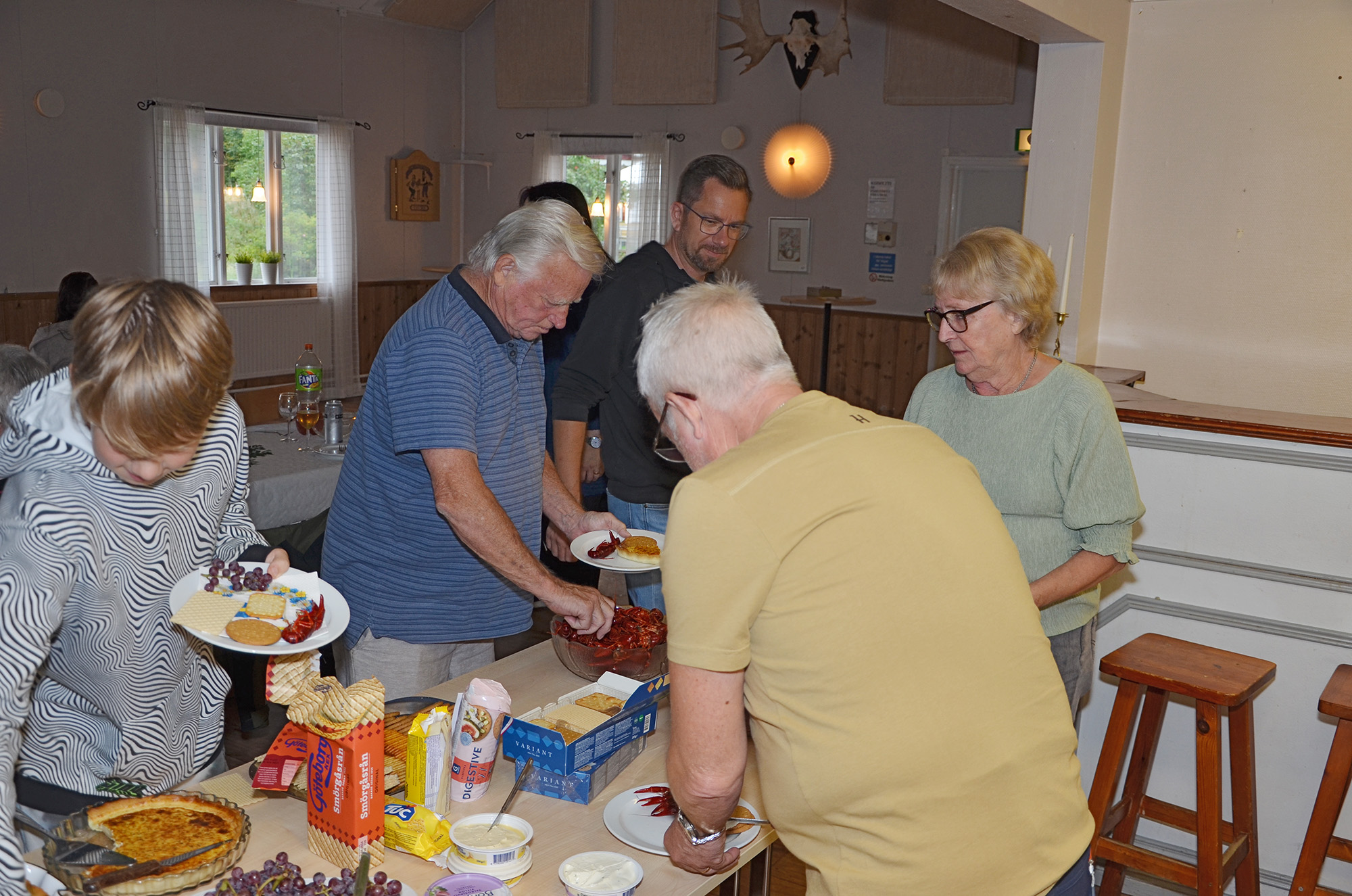 Röste.nu – Röstebilder – Kräft- och surströmmingsfest i Dönjegården