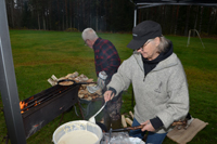 Röste.nu – Röstebilder – Kulturdag i Dönjegården med Stockholmstrubadur, kolbullar och rullrån 2025