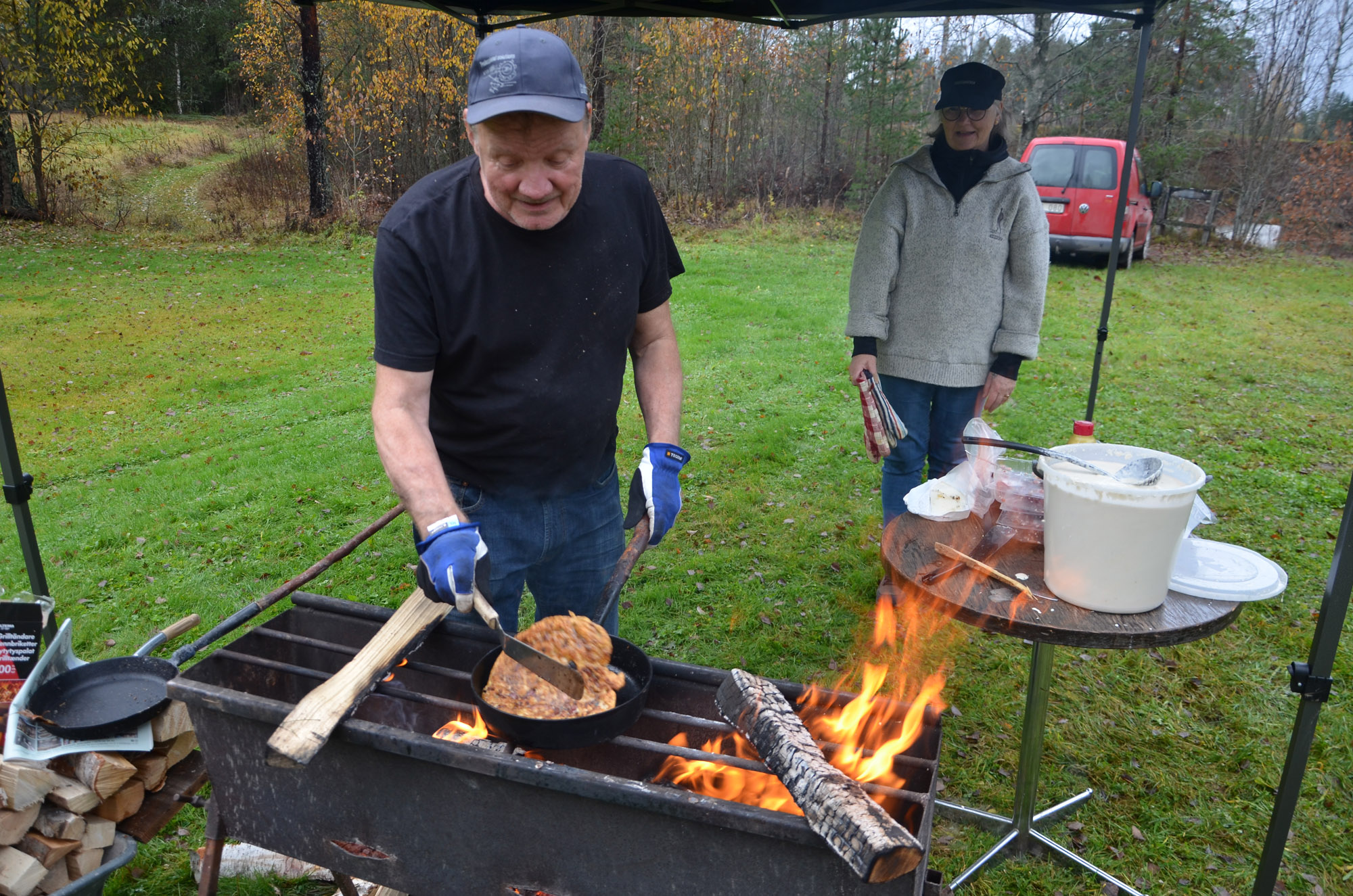 Röste.nu – Röstebilder – Kulturdag i Dönjegården med Stockholmstrubadur, kolbullar och rullrån 2025