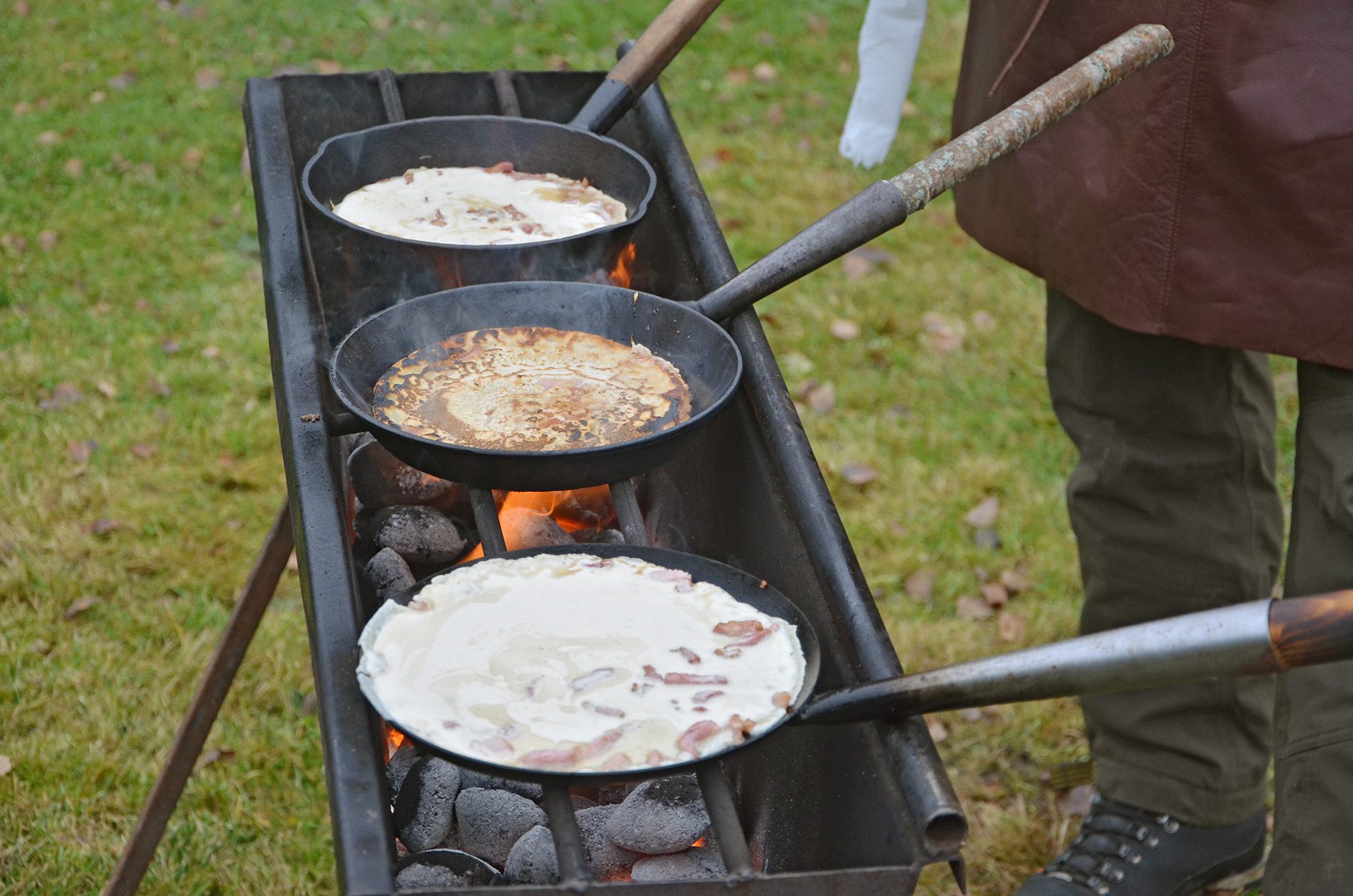 Röste.nu – Röstebilder – Kulturdag i Dönjegården med deckare, kolbullar och stickat 2023