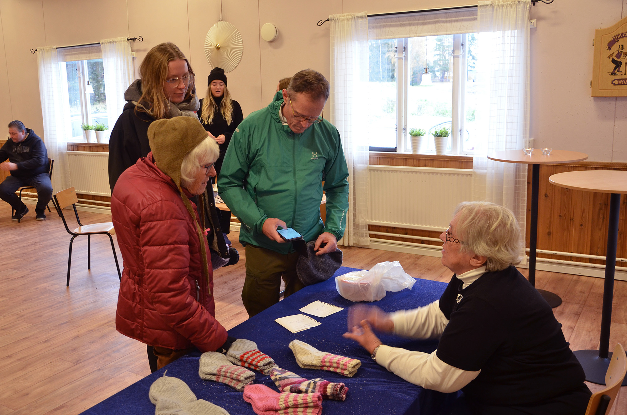 Röste.nu – Röstebilder – Kulturdag i Dönjegården med deckare, kolbullar och stickat 2023