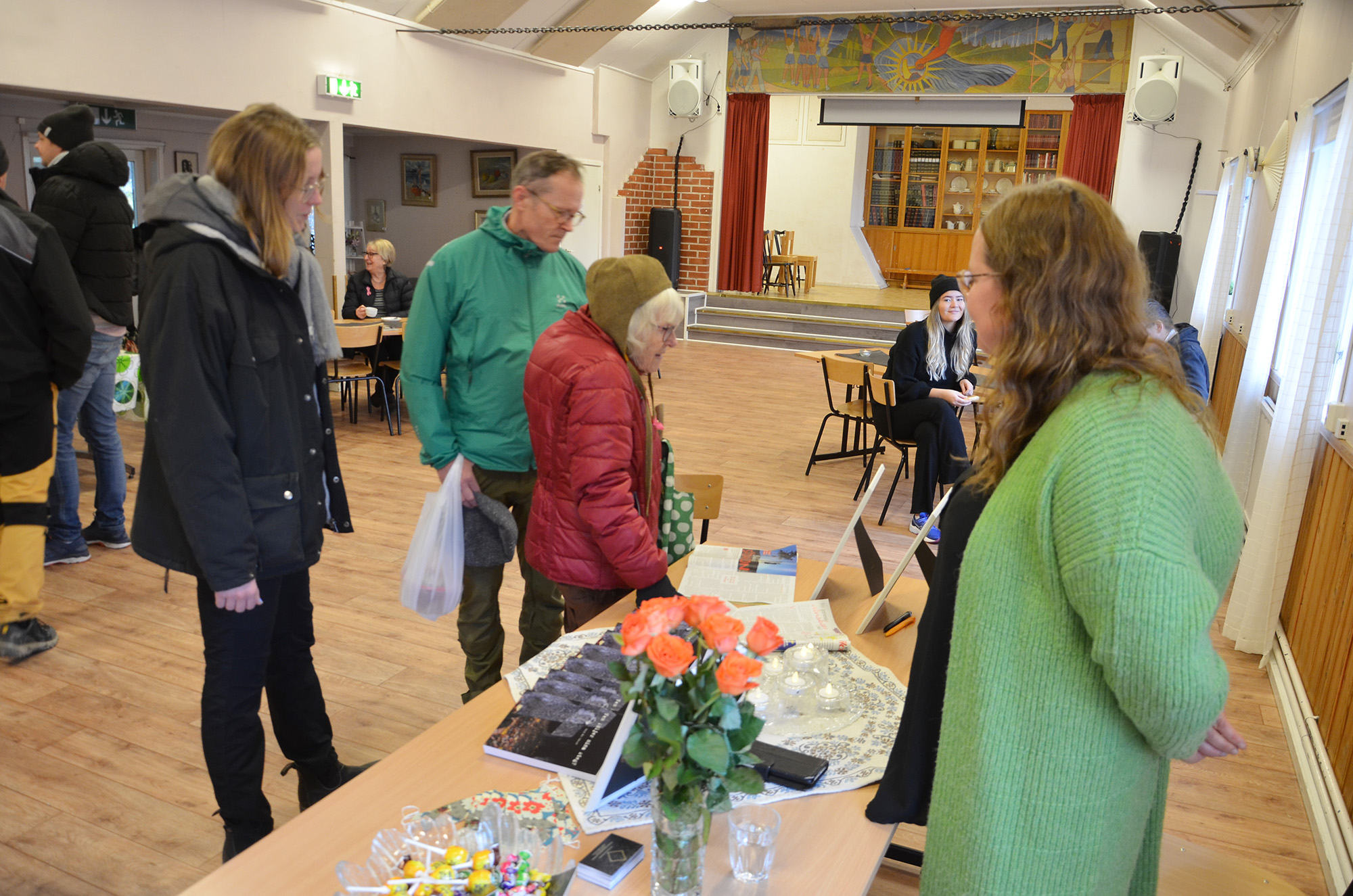 Röste.nu – Röstebilder – Kulturdag i Dönjegården med deckare, kolbullar och stickat 2023