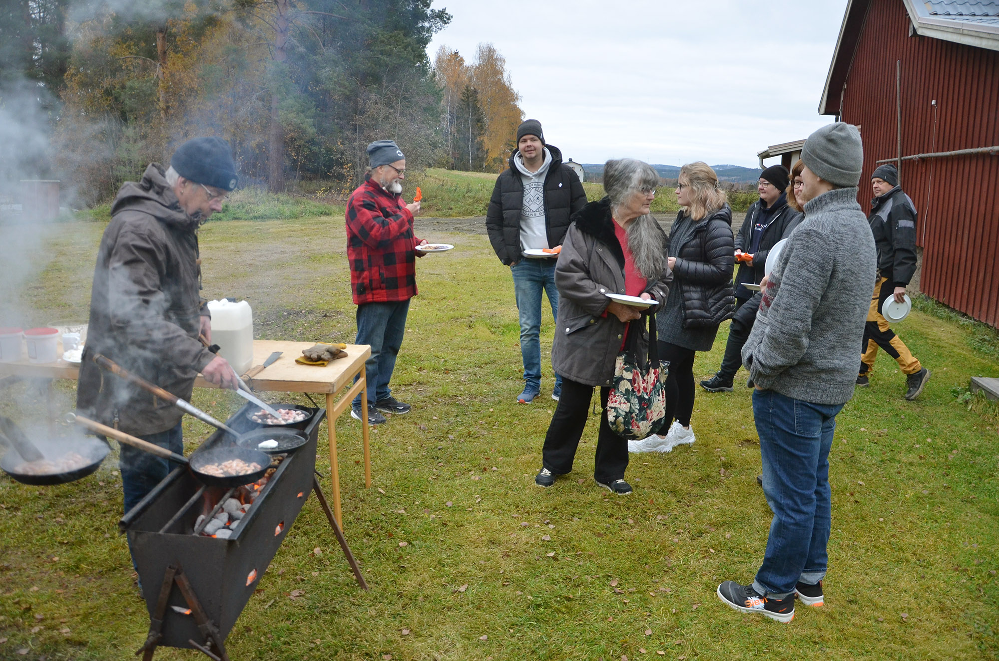 Röste.nu – Röstebilder – Kulturdag i Dönjegården med deckare, kolbullar och stickat 2023