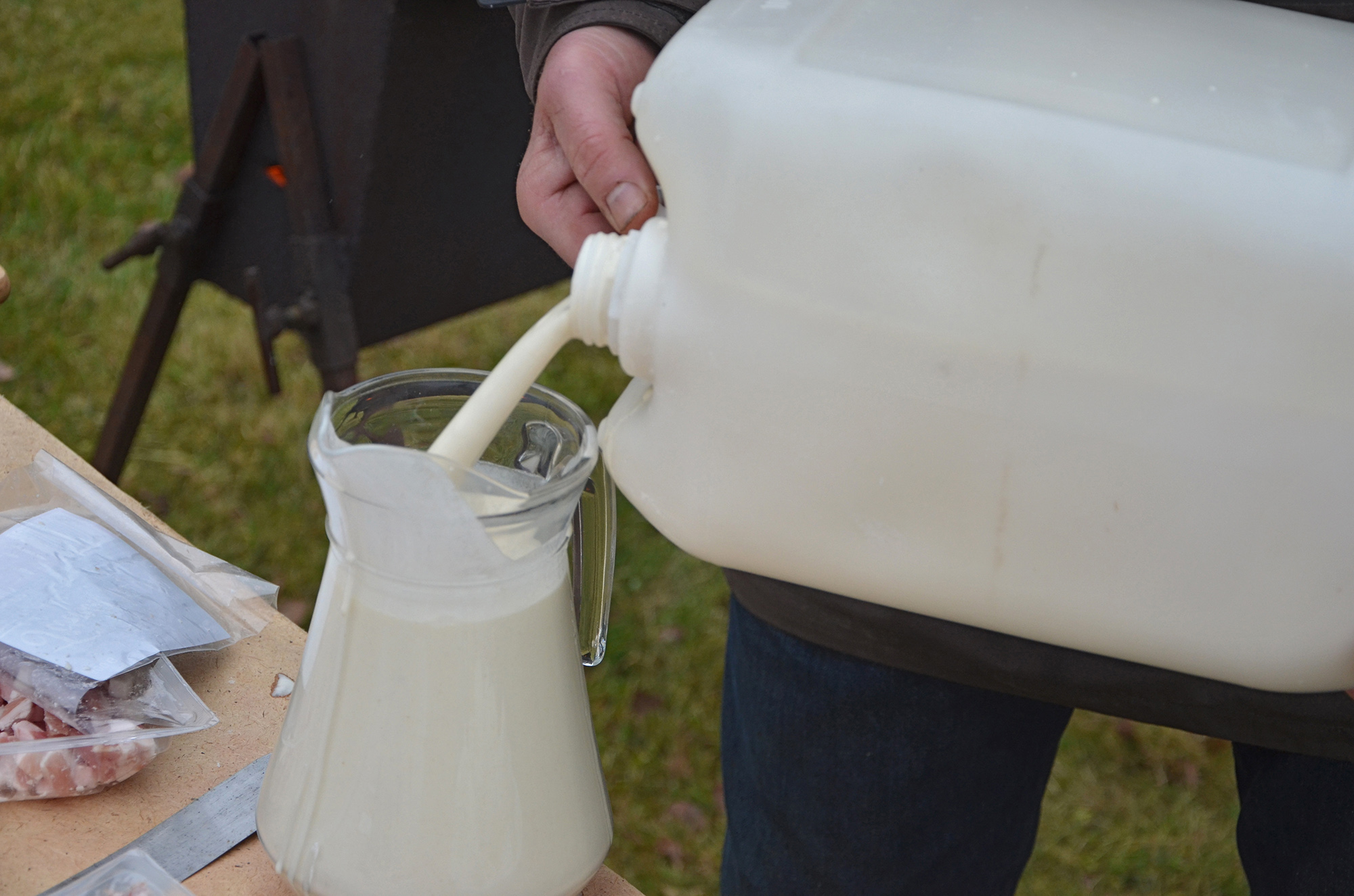 Röste.nu – Röstebilder – Kulturdag i Dönjegården med deckare, kolbullar och stickat 2023