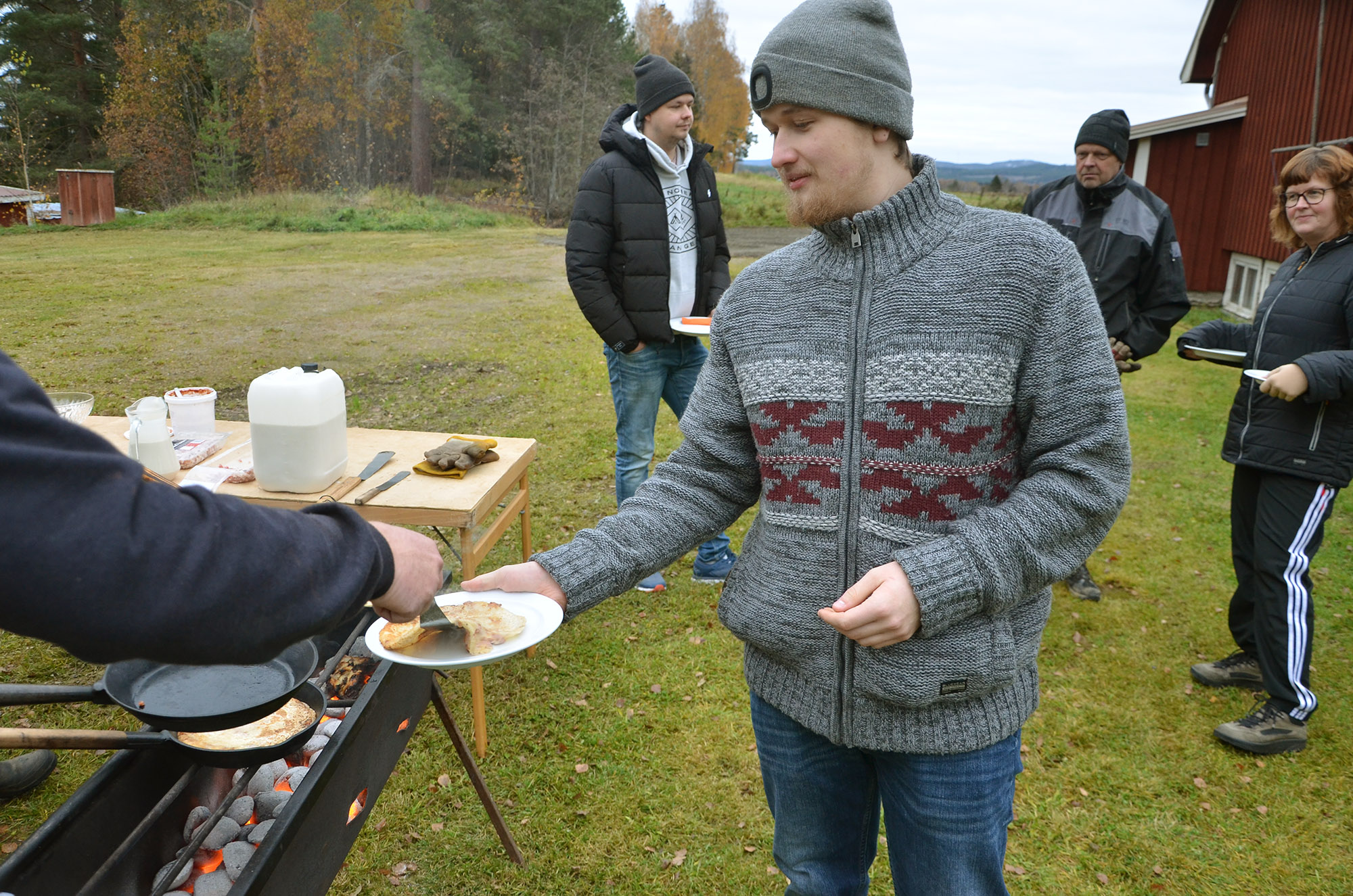 Röste.nu – Röstebilder – Kulturdag i Dönjegården med deckare, kolbullar och stickat 2023