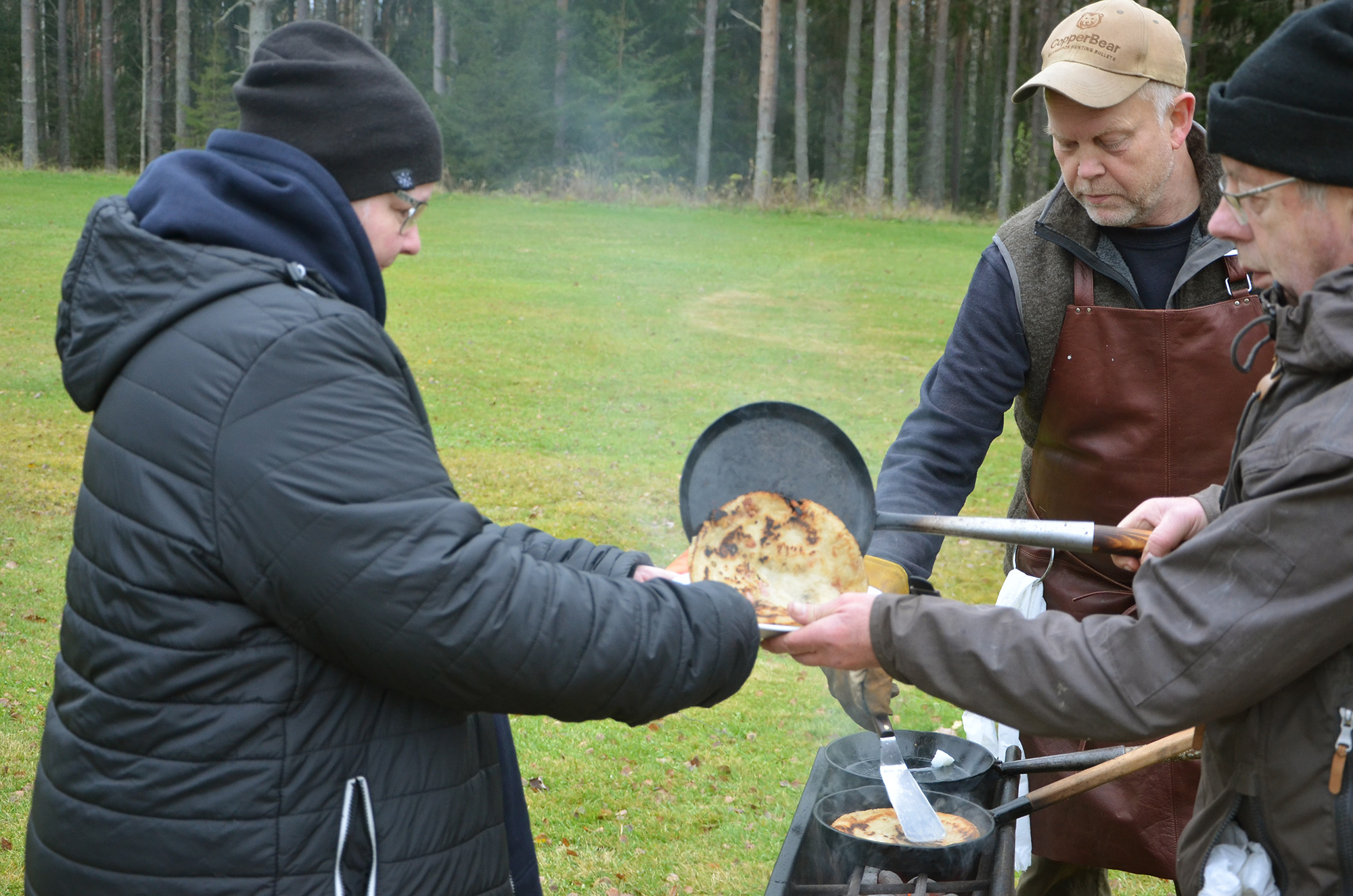 Röste.nu – Röstebilder – Kulturdag i Dönjegården med deckare, kolbullar och stickat 2023