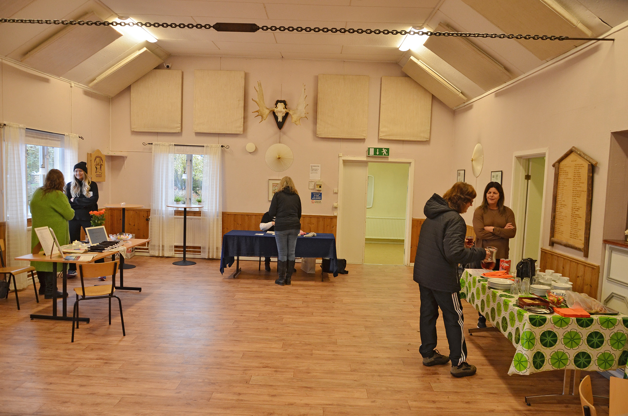 Röste.nu – Röstebilder – Kulturdag i Dönjegården med deckare, kolbullar och stickat 2023