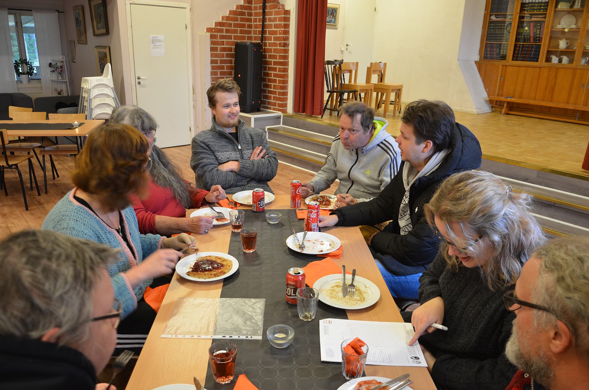 Röste.nu – Röstebilder – Kulturdag i Dönjegården med deckare, kolbullar och stickat 2023