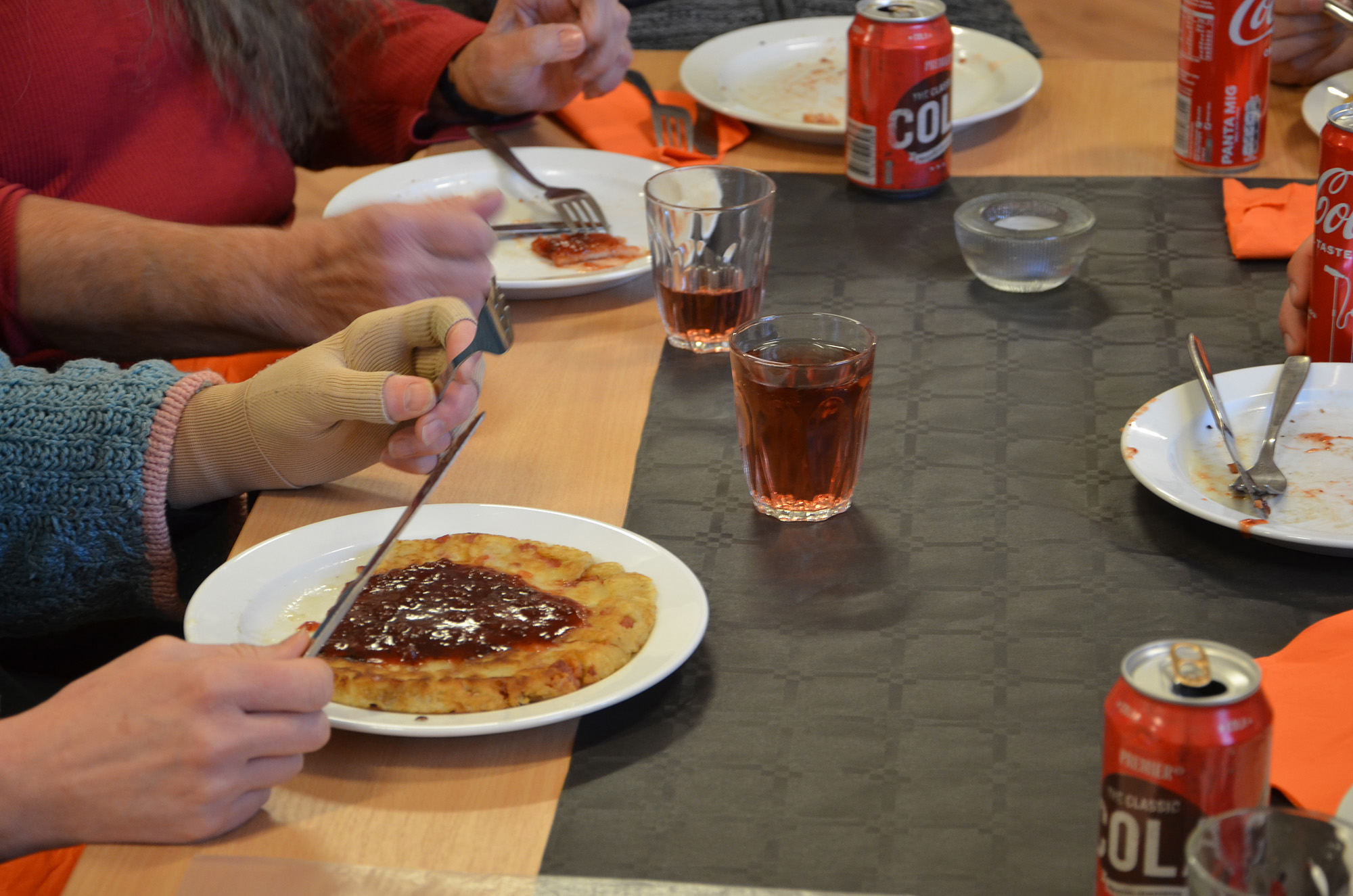 Röste.nu – Röstebilder – Kulturdag i Dönjegården med deckare, kolbullar och stickat 2023