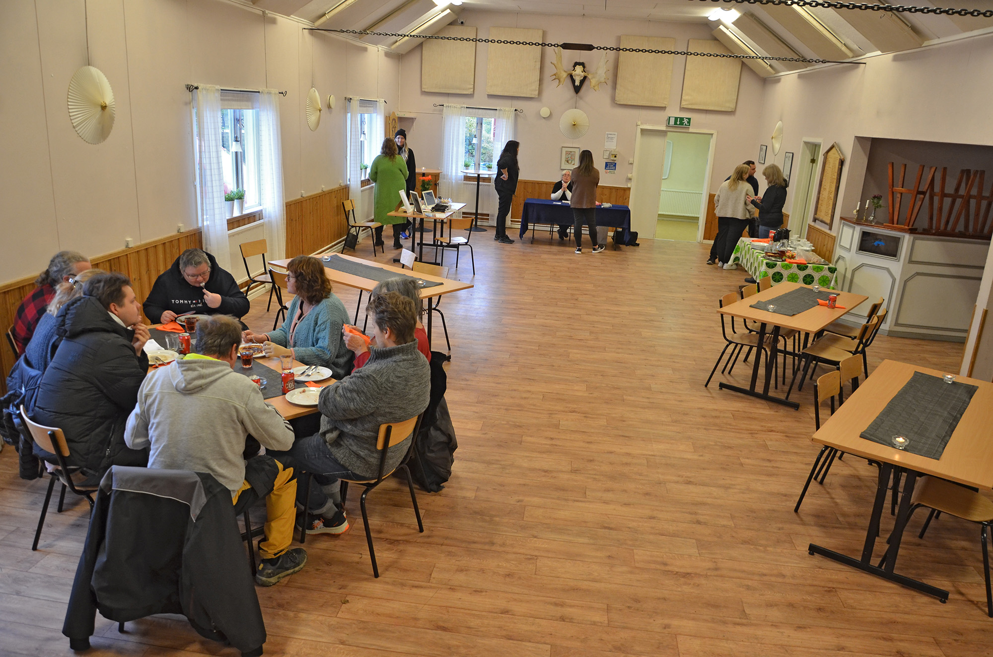 Röste.nu – Röstebilder – Kulturdag i Dönjegården med deckare, kolbullar och stickat 2023