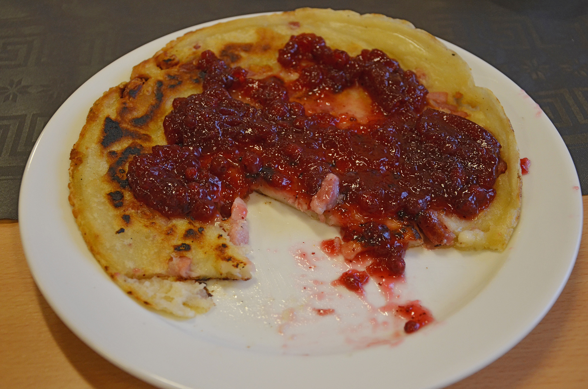 Röste.nu – Röstebilder – Kulturdag i Dönjegården med deckare, kolbullar och stickat 2023