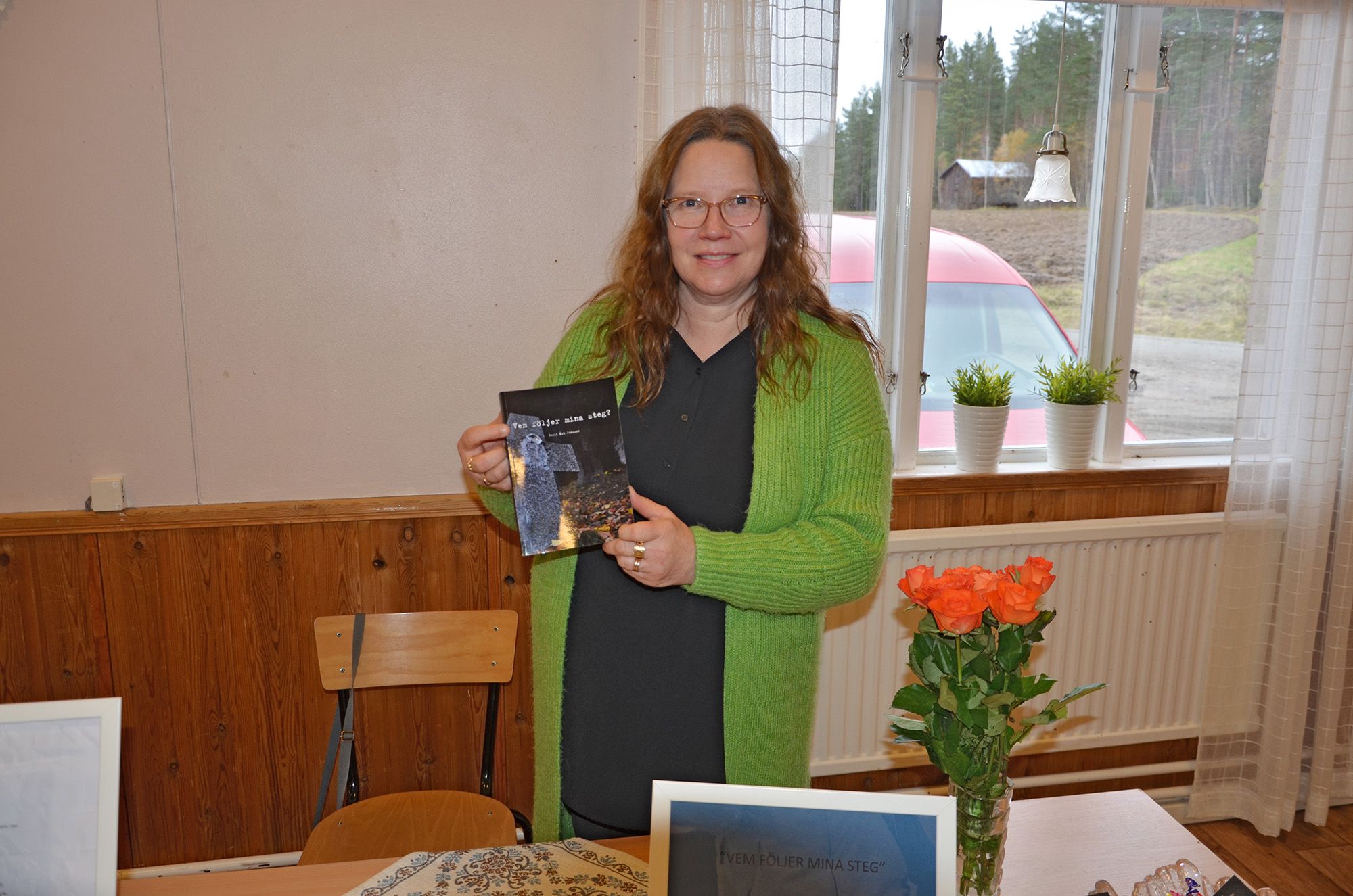 Röste.nu – Röstebilder – Kulturdag i Dönjegården med deckare, kolbullar och stickat 2023