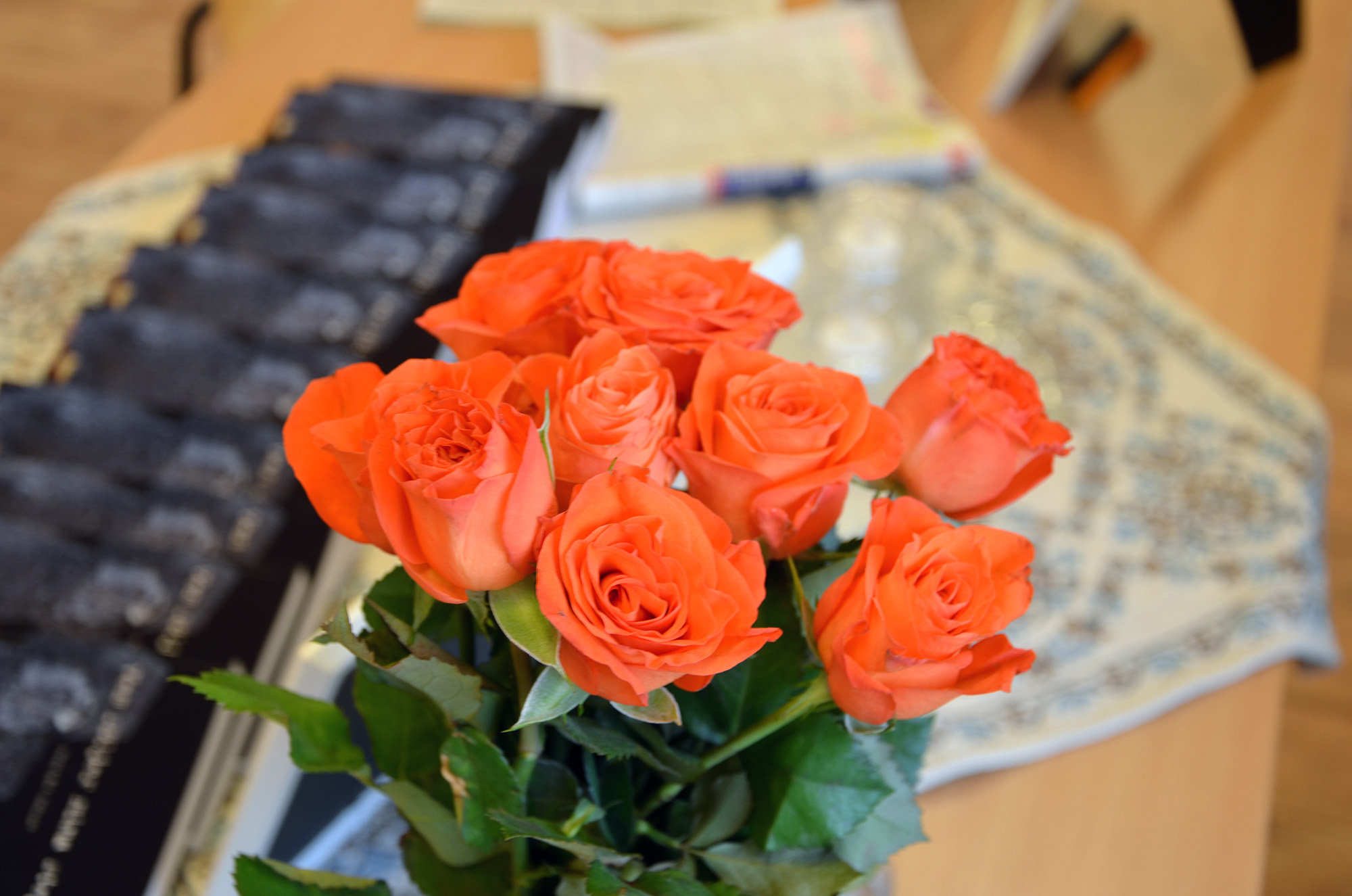 Röste.nu – Röstebilder – Kulturdag i Dönjegården med deckare, kolbullar och stickat 2023