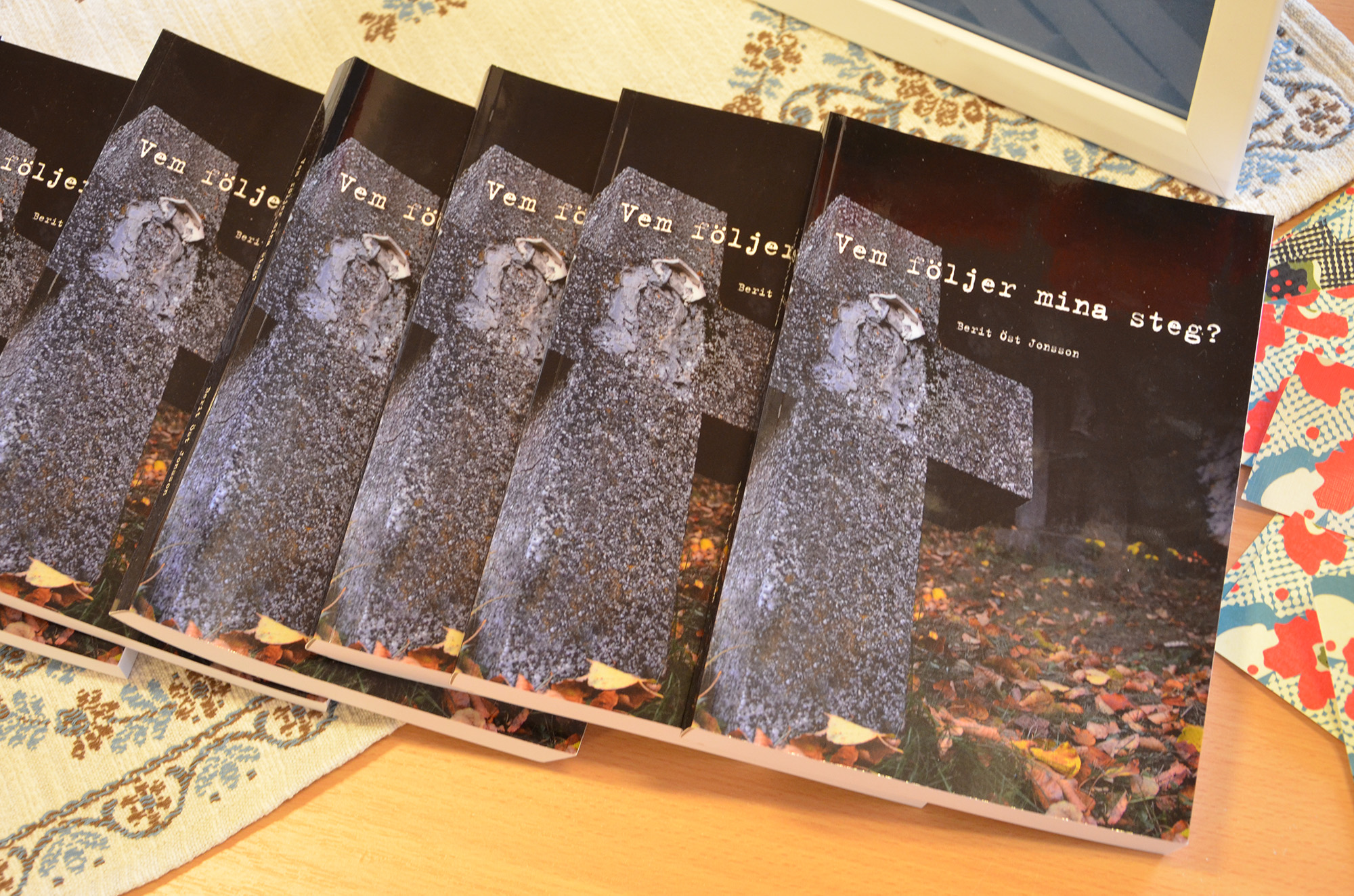 Röste.nu – Röstebilder – Kulturdag i Dönjegården med deckare, kolbullar och stickat 2023