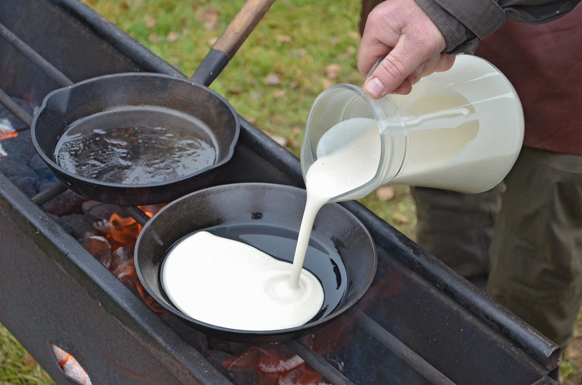 Röste.nu – Röstebilder – Kulturdag i Dönjegården med deckare, kolbullar och stickat 2023