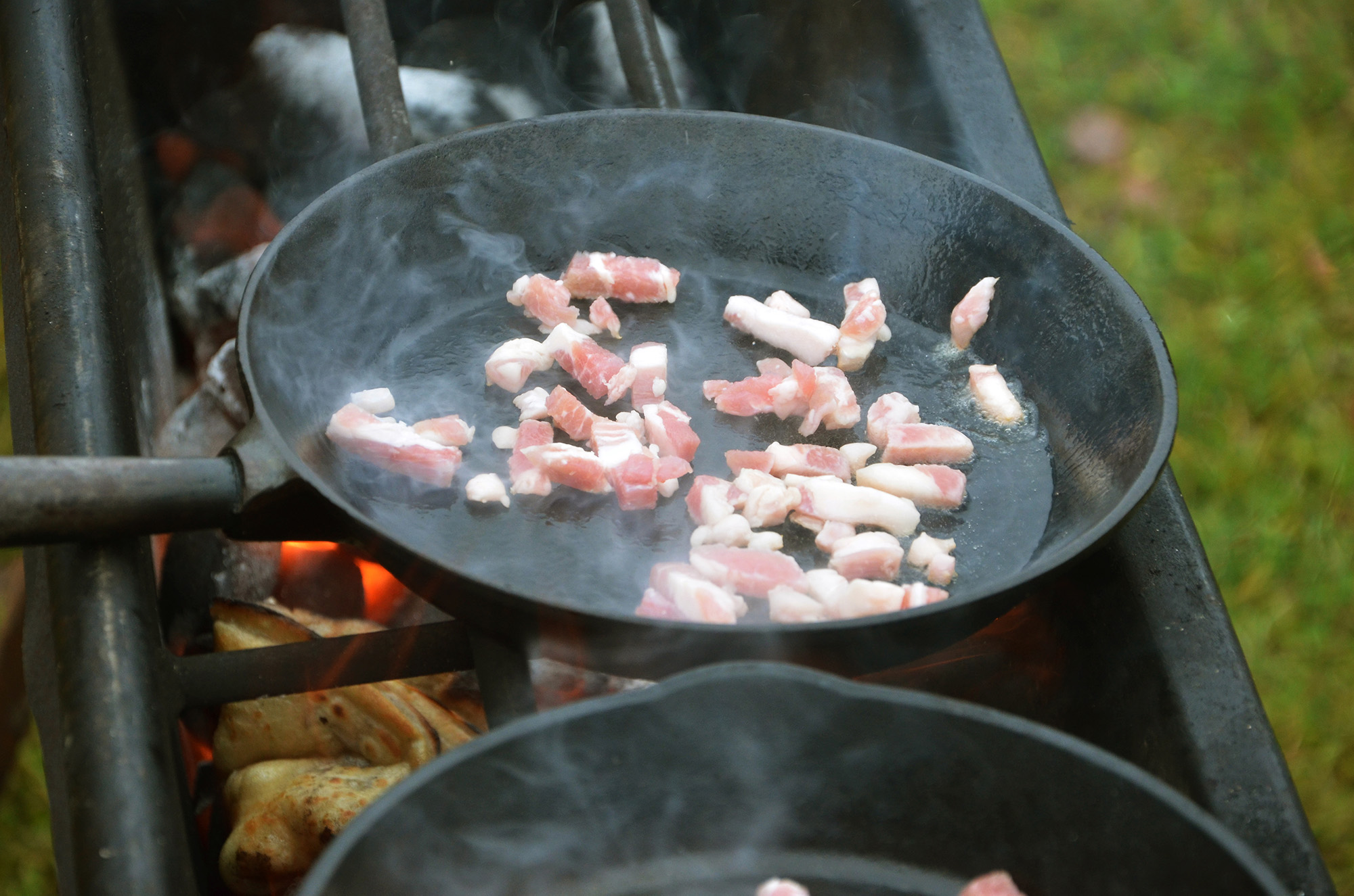 Röste.nu – Röstebilder – Kulturdag i Dönjegården med deckare, kolbullar och stickat 2023