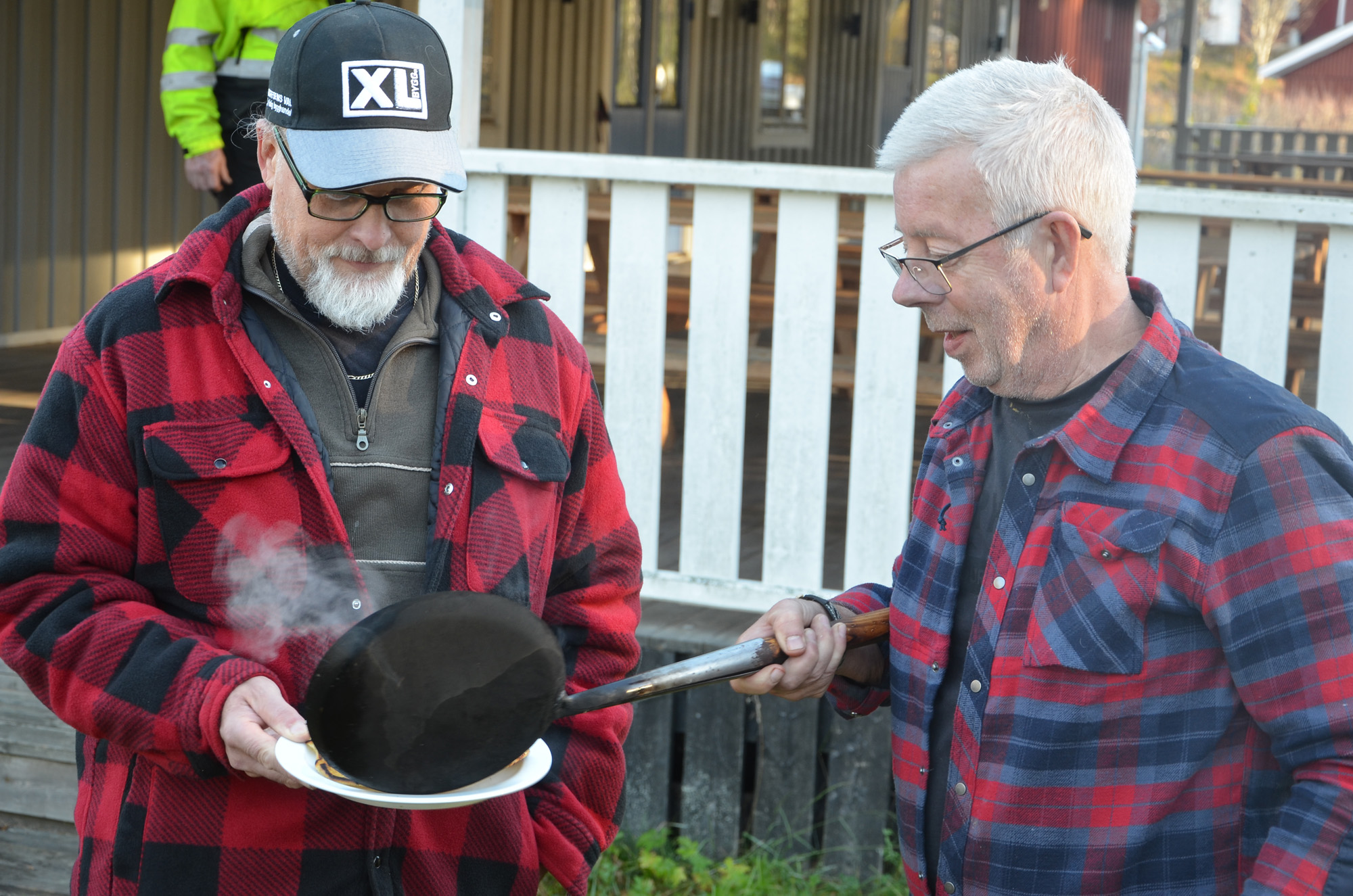 Röste.nu – Röstebilder – Kulturdag i Dönjegården med kolbullar, gamla bilder och honung 2024