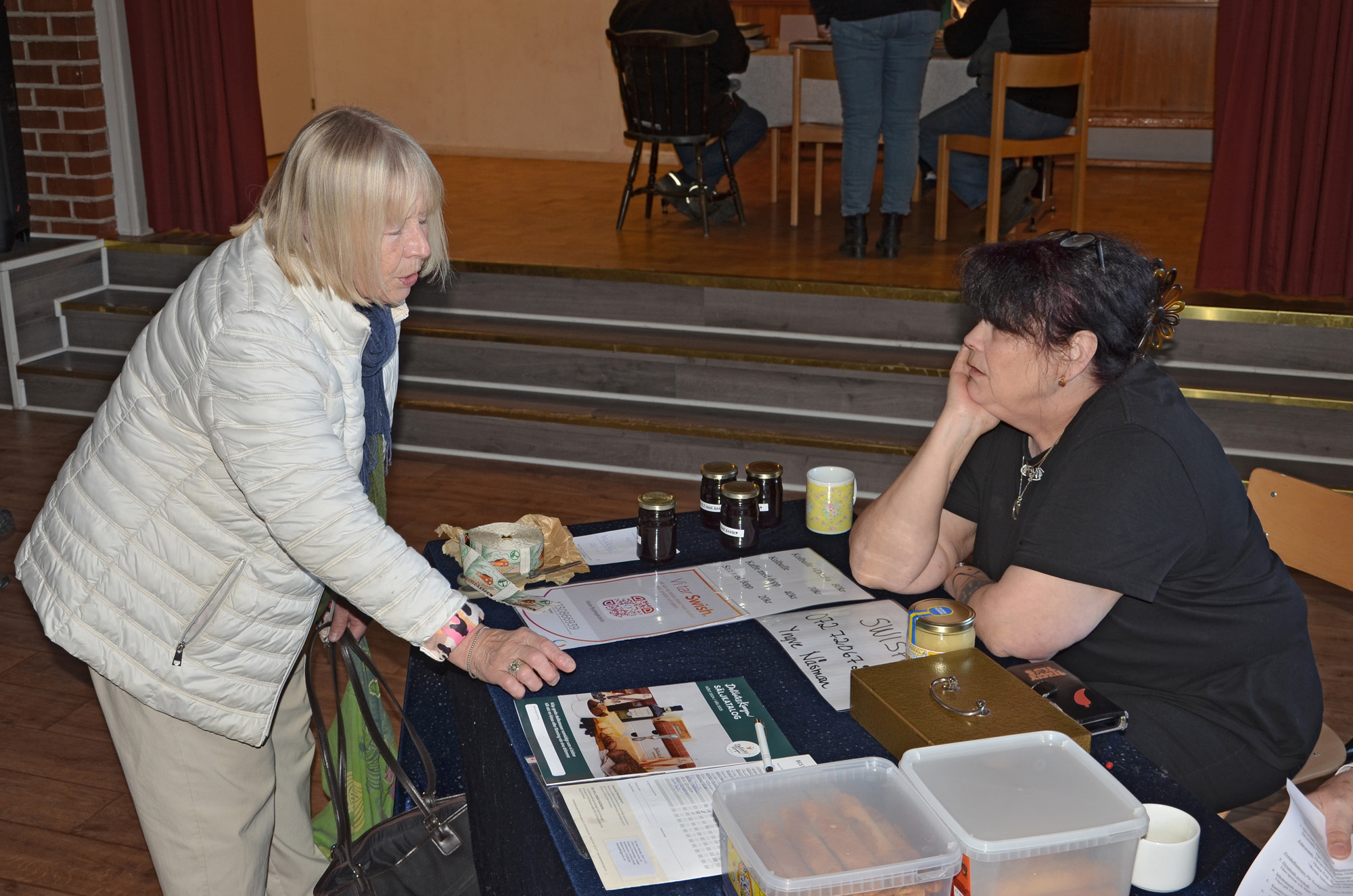 Röste.nu – Röstebilder – Kulturdag i Dönjegården med kolbullar, gamla bilder och honung 2024