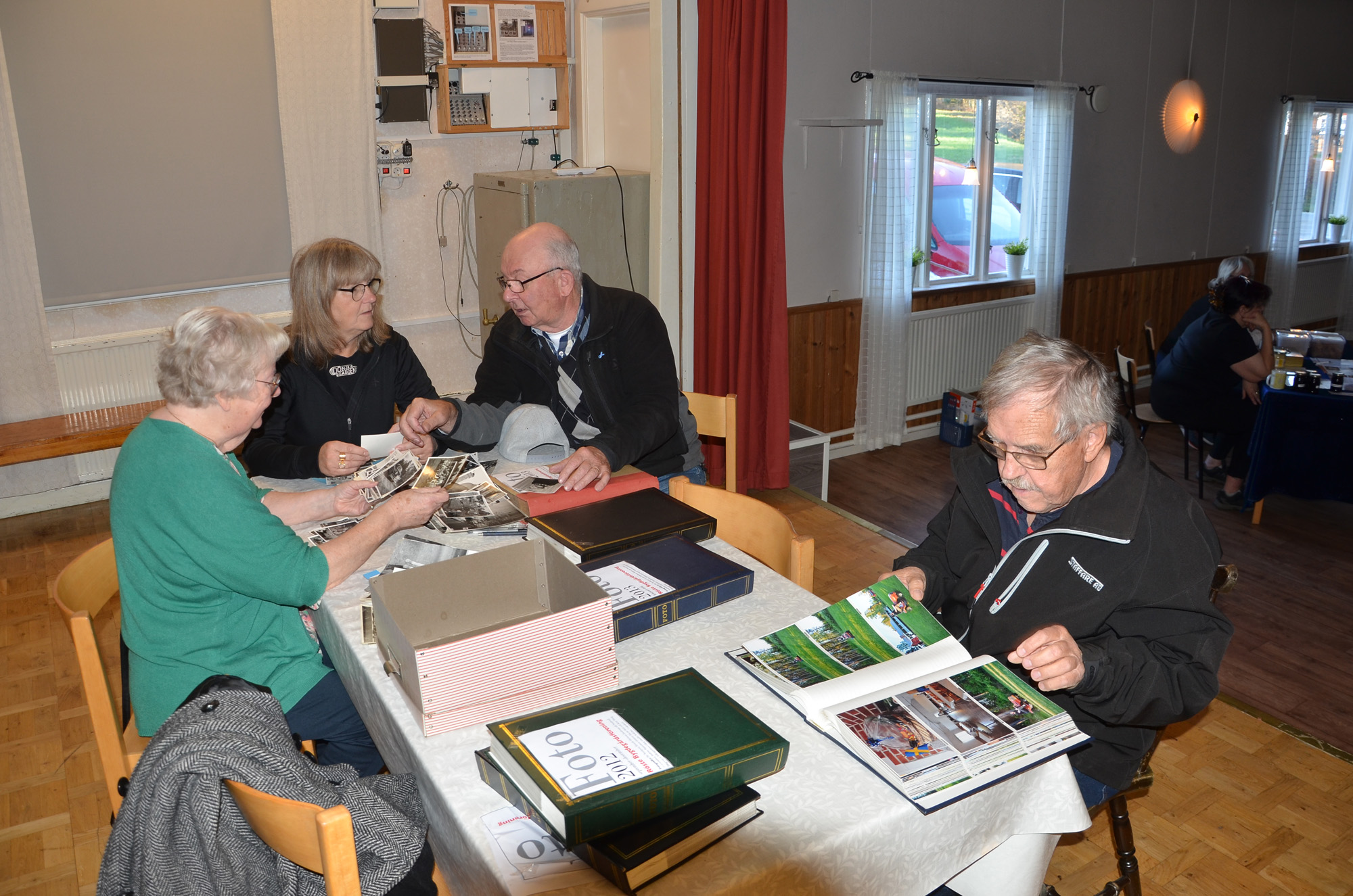 Röste.nu – Röstebilder – Kulturdag i Dönjegården med kolbullar, gamla bilder och honung 2024